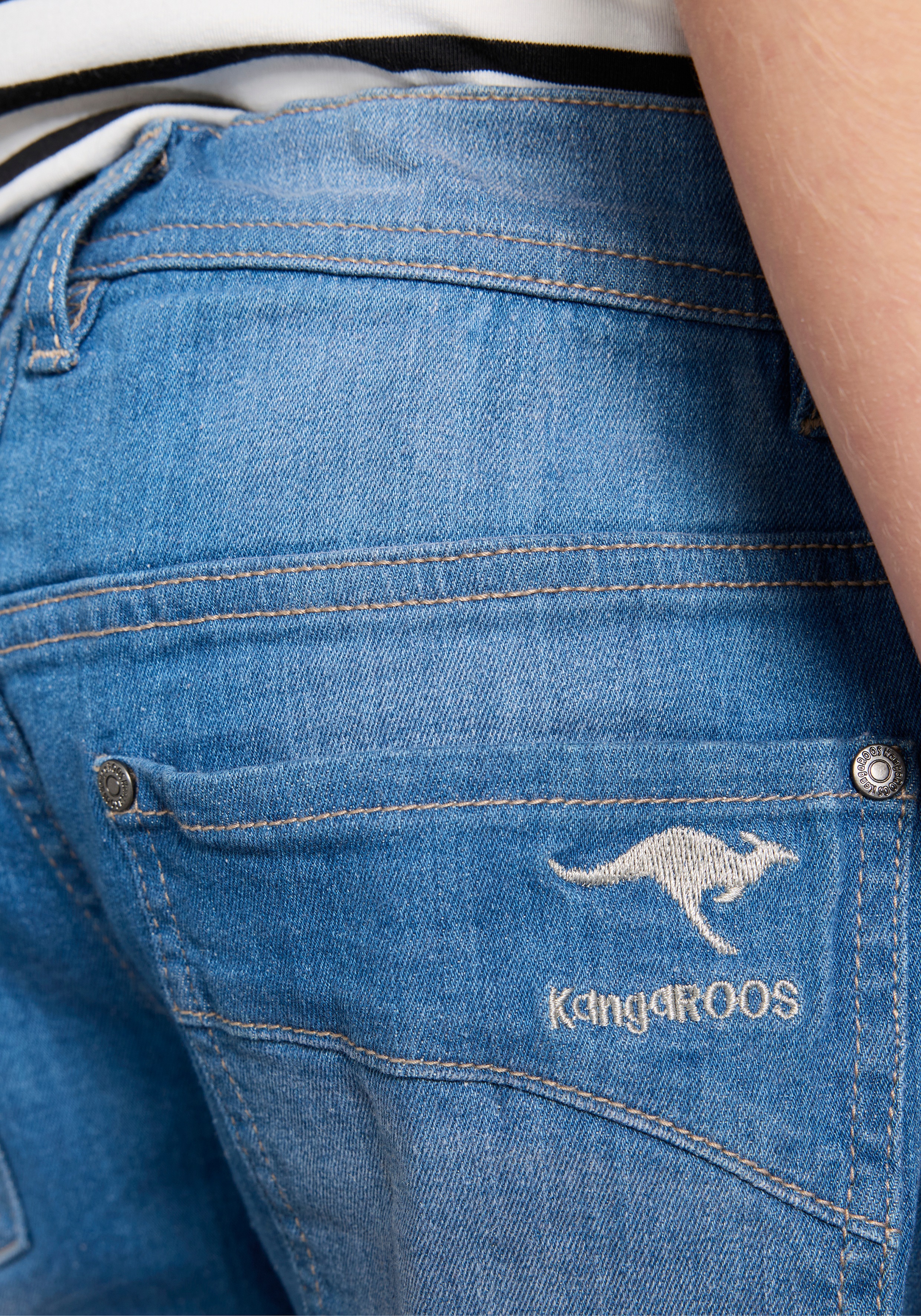 Thumbnail - KangaROOS Loose-fit-Jeans "Jeans mit weitem Bein", mit Logo-Stickerei