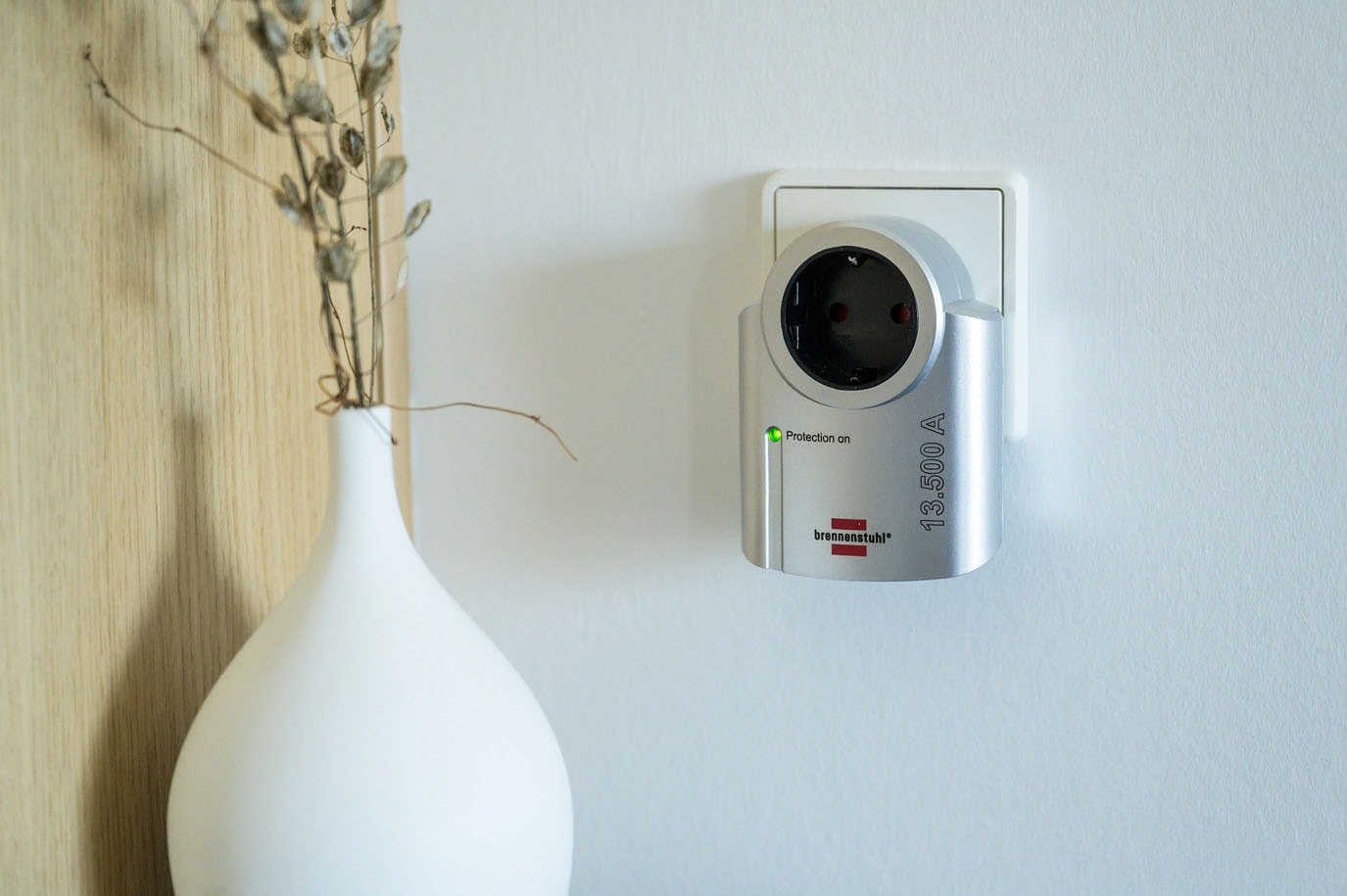 Brennenstuhl Adapter »Primera-Line Überspannungsschutzadapter 13.500 A«