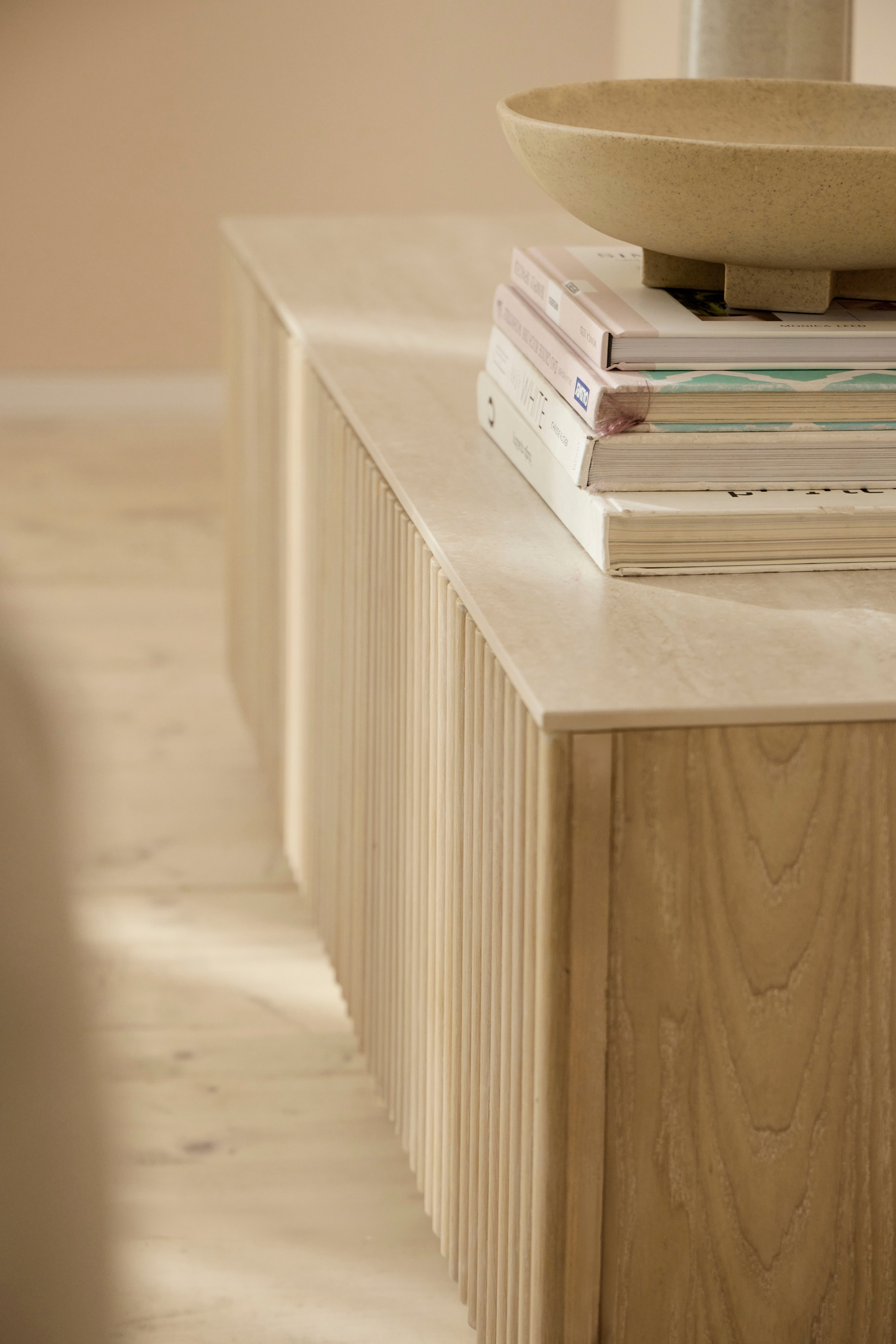 homsy by Ana Johnson TV-Schrank »Solva« Holzoptik aus Esche, geriffelte Front, Keramikplatte, Breite 138 cm