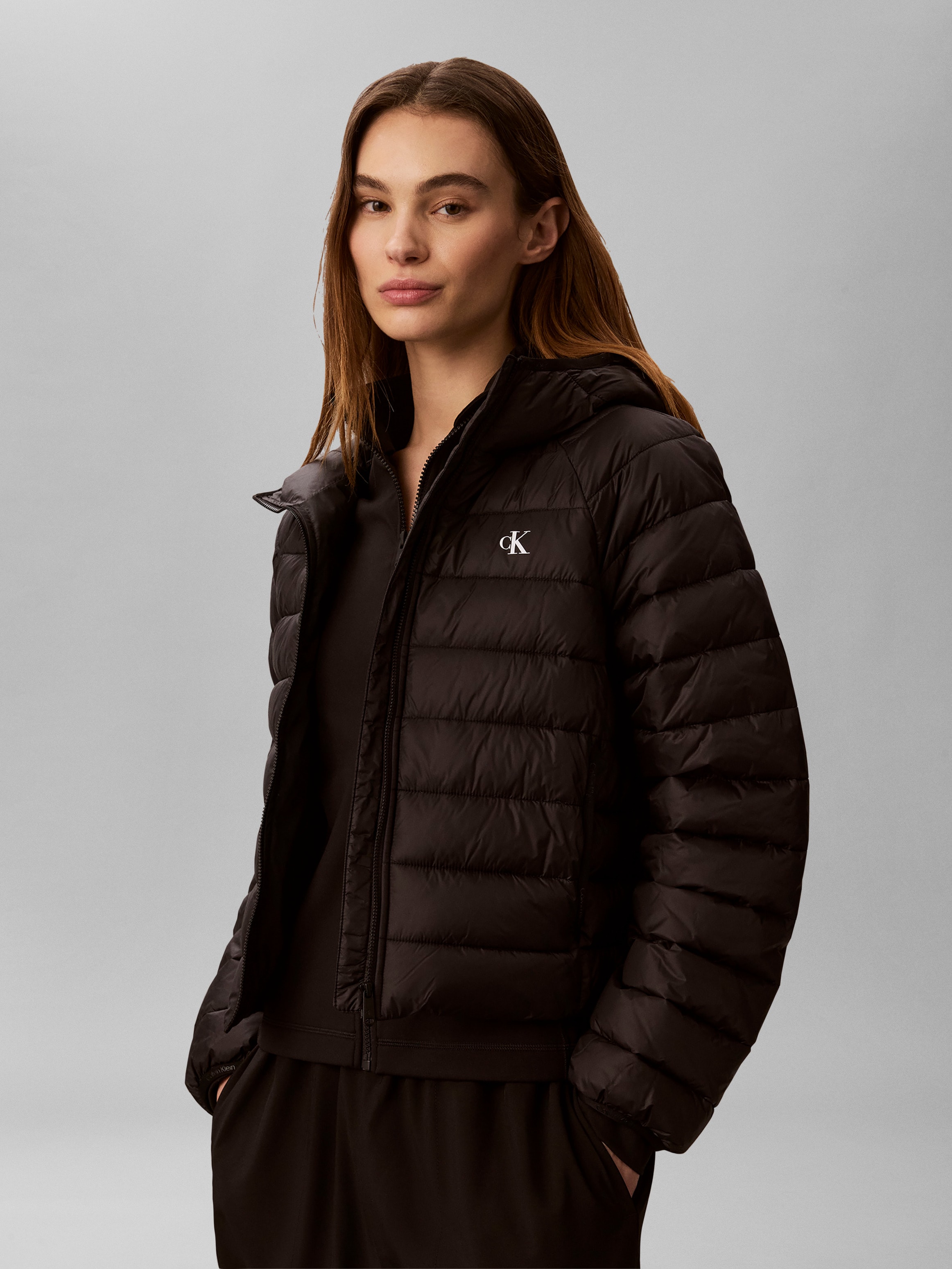 Calvin Klein Jeans Steppjacke "ULW SHORT CK PACKABLE PUFFER JAC" mit Kapuze in kurzer Passform