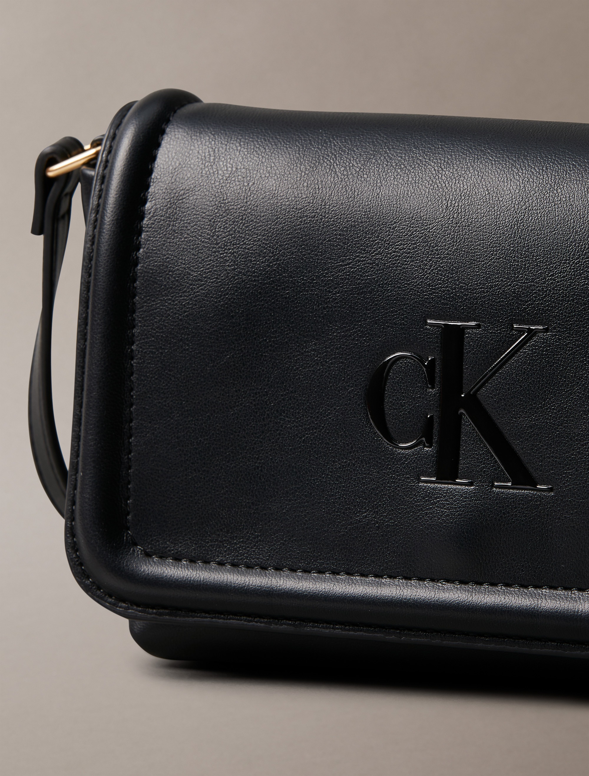 Calvin Klein Umhängetasche »RAISED CK FLAP CROSSBODY«, Damen-Schultertasche, Handtasche, kleine Abendtasche mit CK-Logo