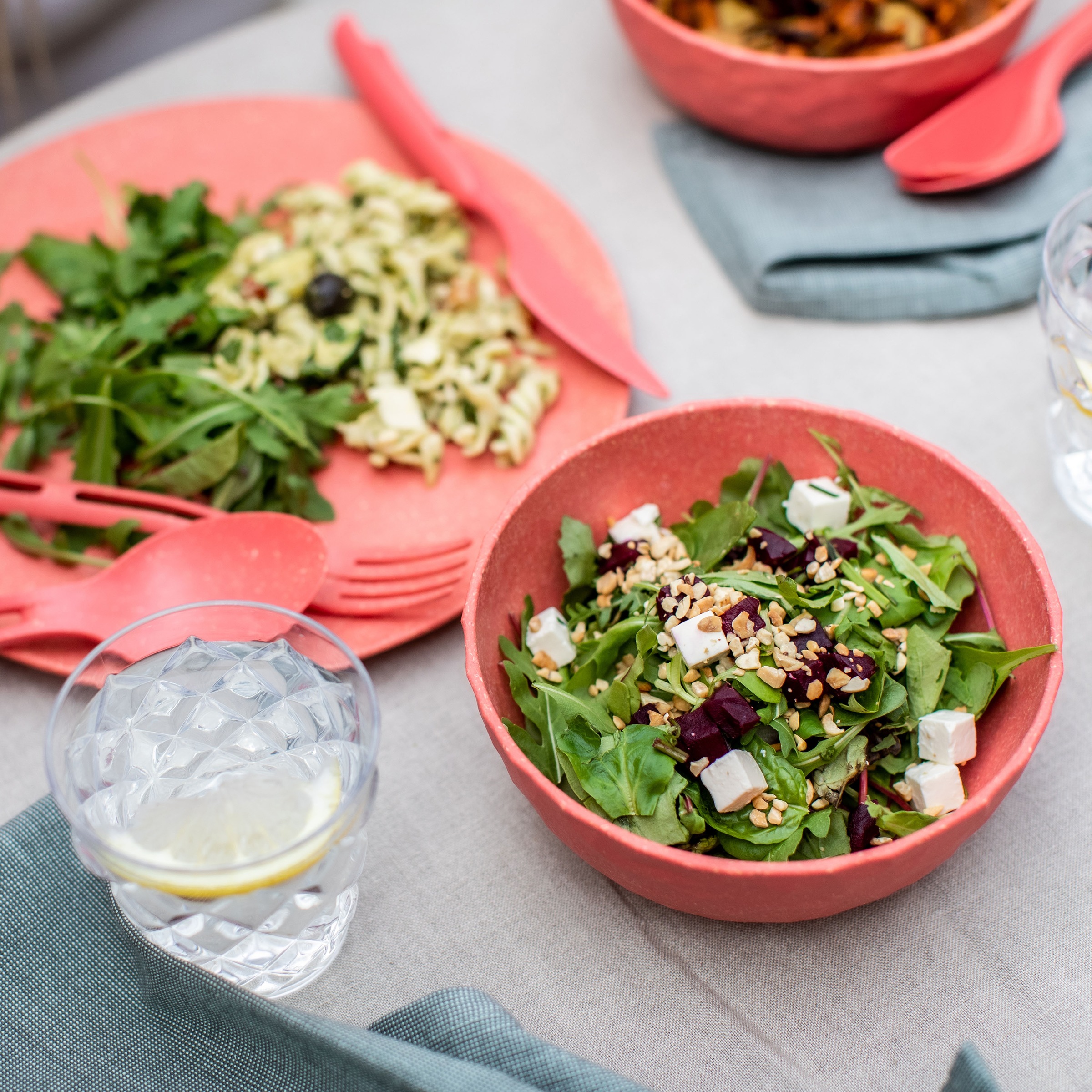 KOZIOL Speiseteller »CLUB PLATE, Ø 26 cm, spülmaschinengeeignet« aus biozirkulärem Kunststoff & FSC® zertifiziertem Holz, melaminfrei