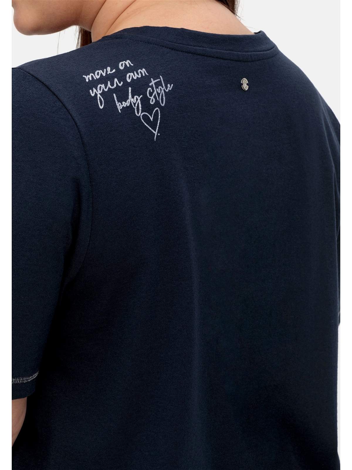 Sheego T-Shirt »Große Größen«, mit für Glitzerdruck der auf Schulter | kleinem kaufen BAUR
