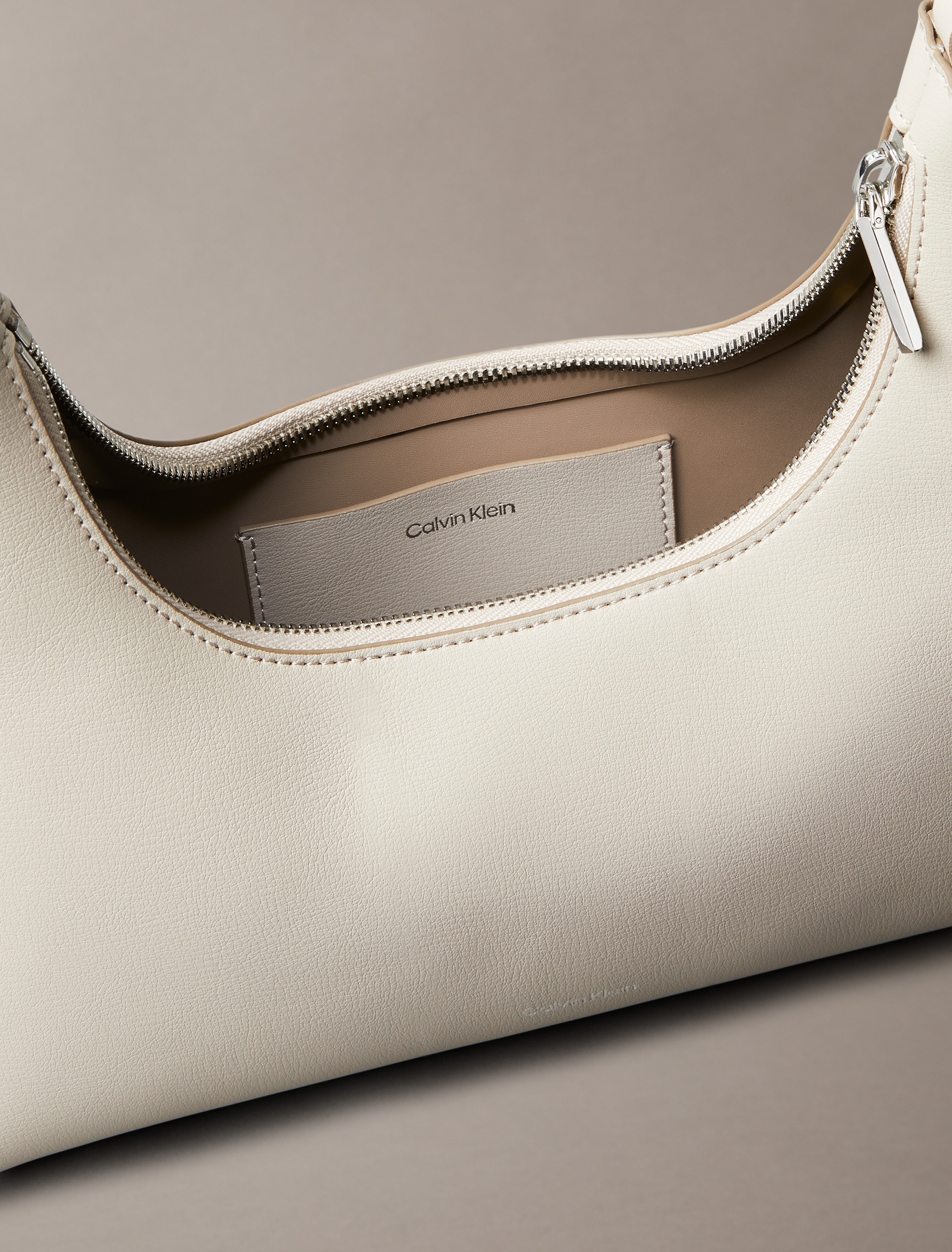 Calvin Klein Schultertasche »FOIL LOGO SHOULDER BAG«, Henkeltasche, Damen Handtasche, Hobo bag mit Logoschriftzug