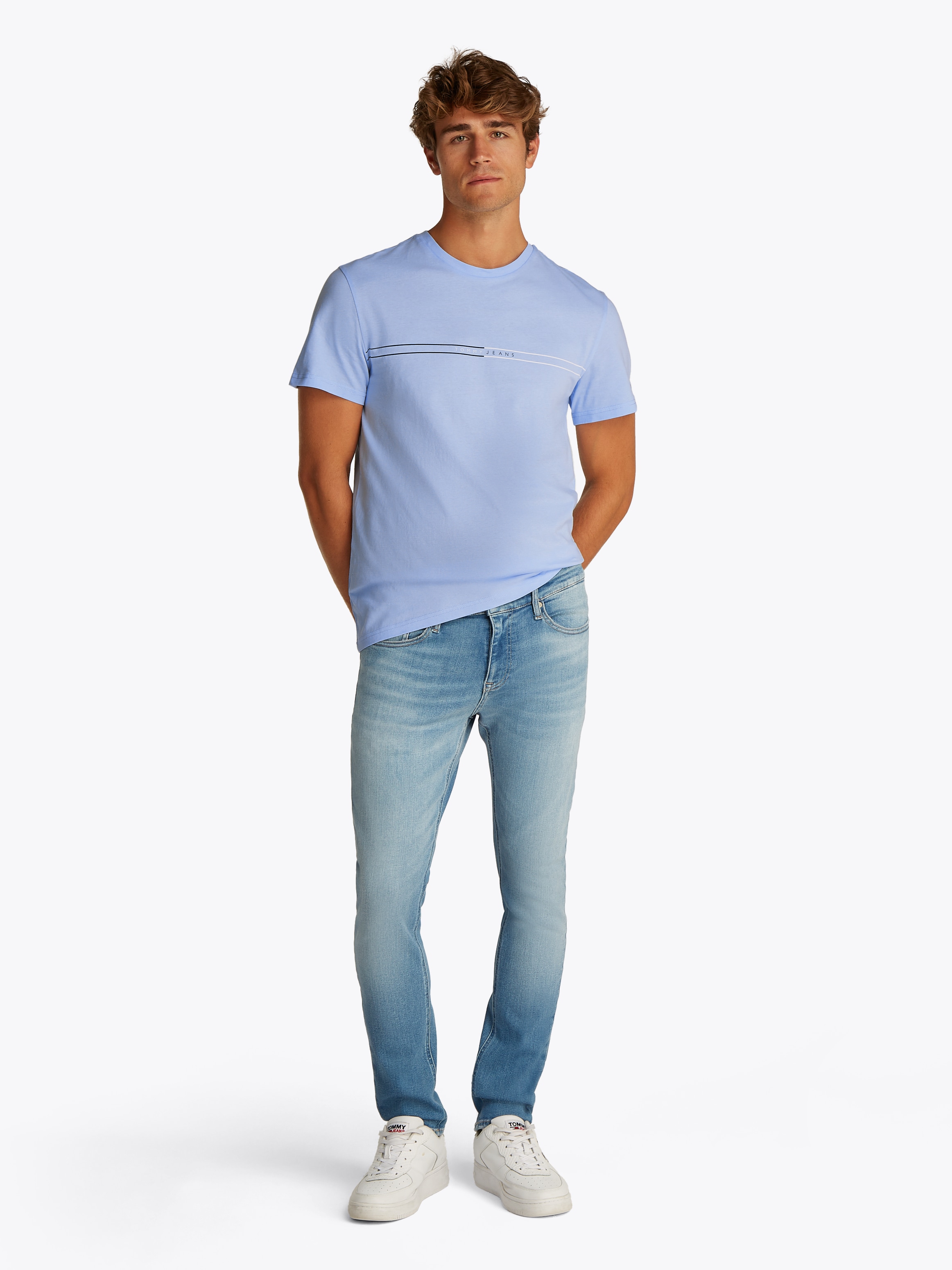 Tommy Jeans Kurzarmshirt »TJM SLIM ENTRY GRAPHIC TEE EXT«, Mit Rundhalsausschnitt