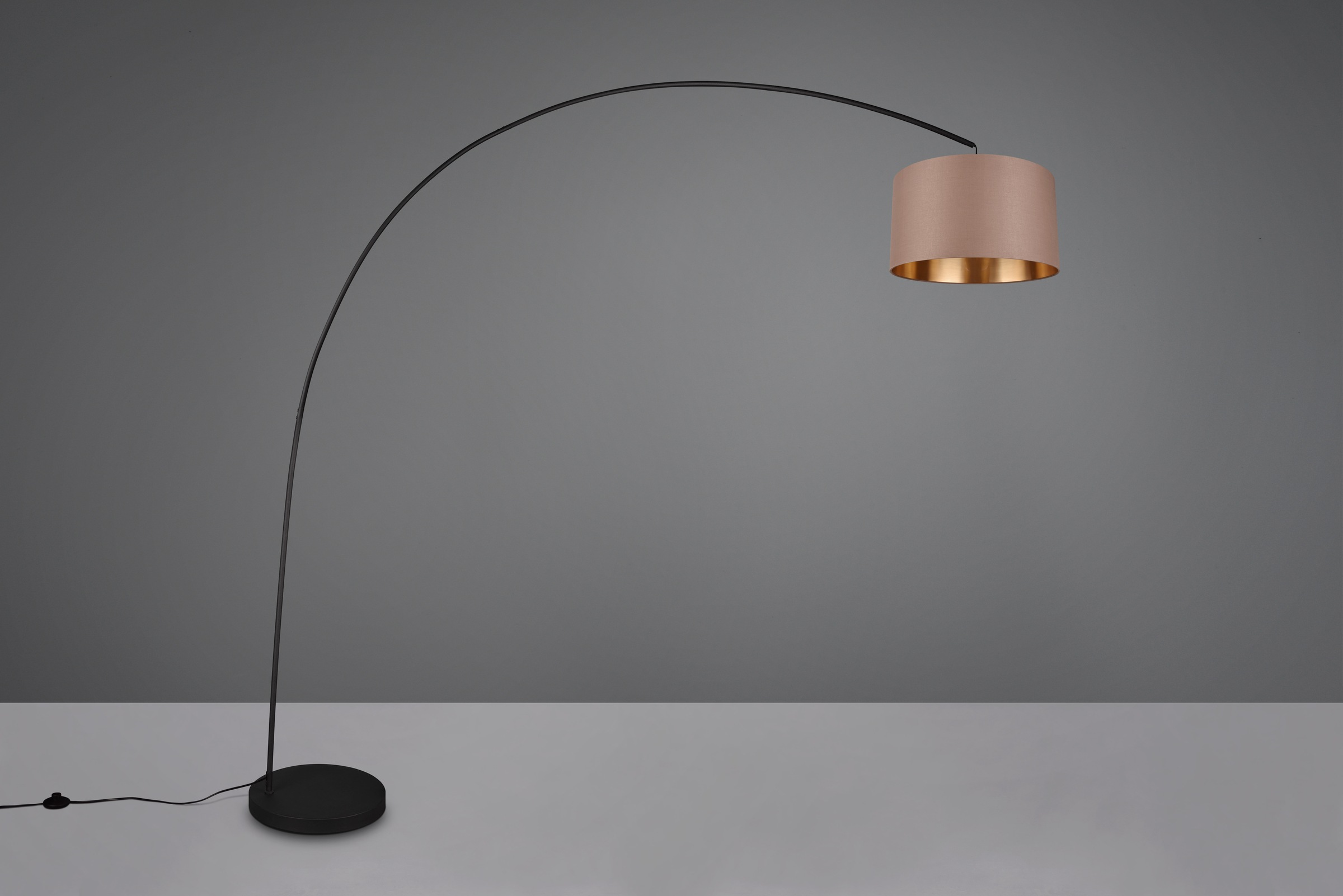 TRIO LEUCHTEN Stehlampe "MANSUR, Bogenlampe mit Stoffschirm, exkl. 1x E27 max 60W, Fußschalter", schwarz (schwarz matt), 1, Ø 45cm H: 210cm, 1 Stk., Leuchten, Bogenleuchte Wohnzimmer, Auslage 2m, Höhe 210cm, Schirm taupe/gold, Stehlampe 3