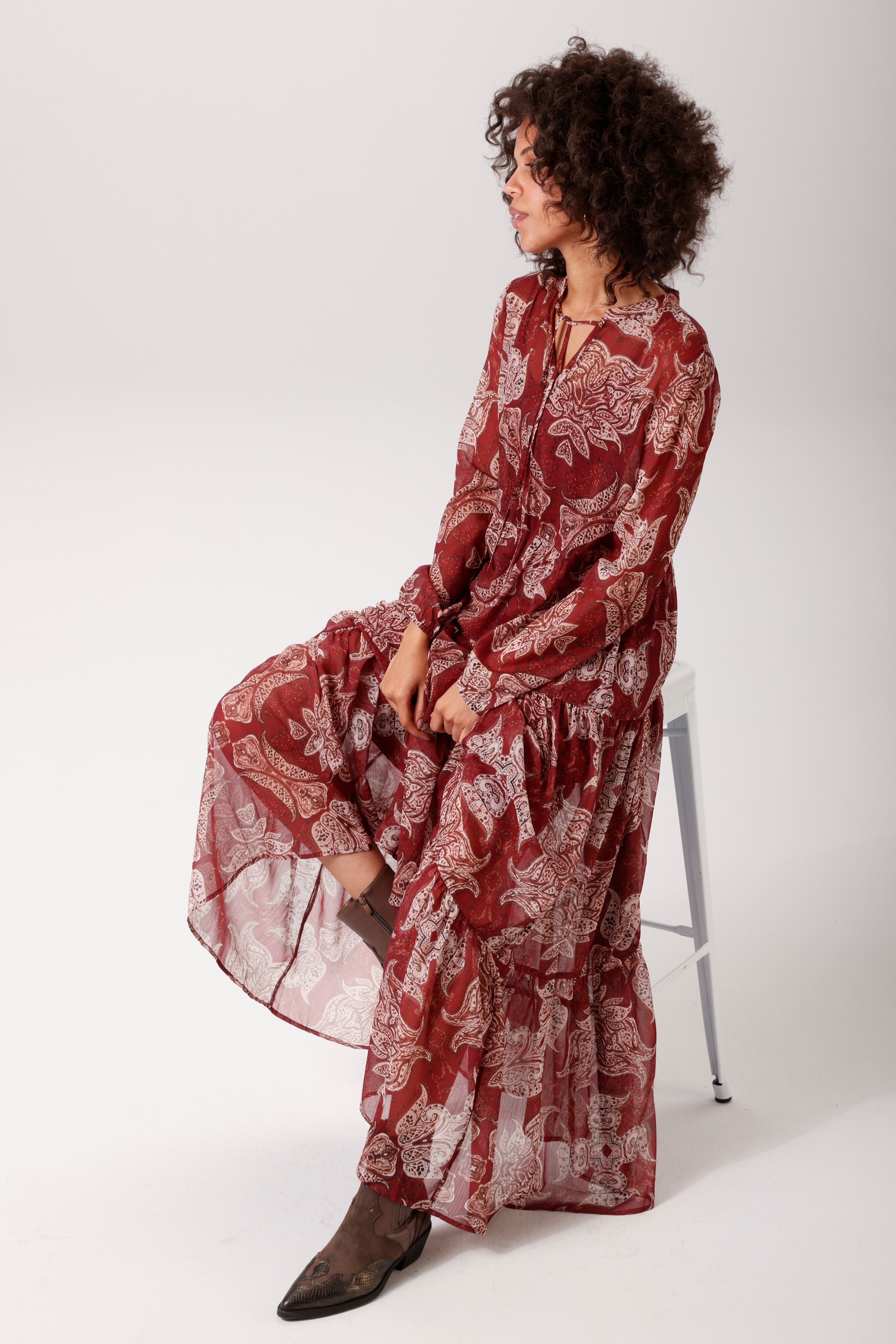 Aniston CASUAL Maxikleid mit Jersey-Unterkleid,  mit extravagantem Paisley-Muster - NEUE KOLLEKTION