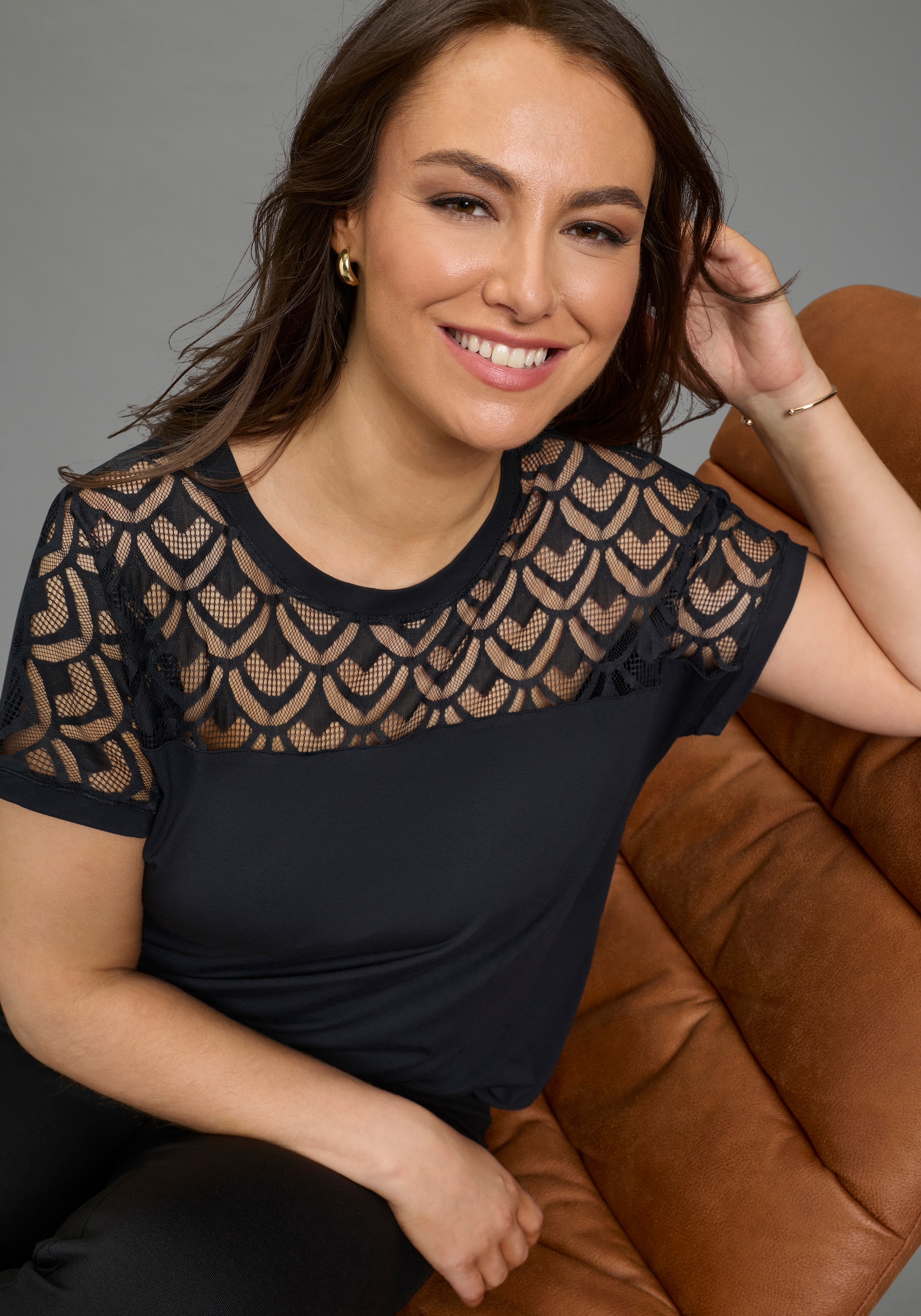 Laura Scott CURVE T-Shirt figurumspielende Passform, mit Rundhalsausschnitt und Spitzendetails