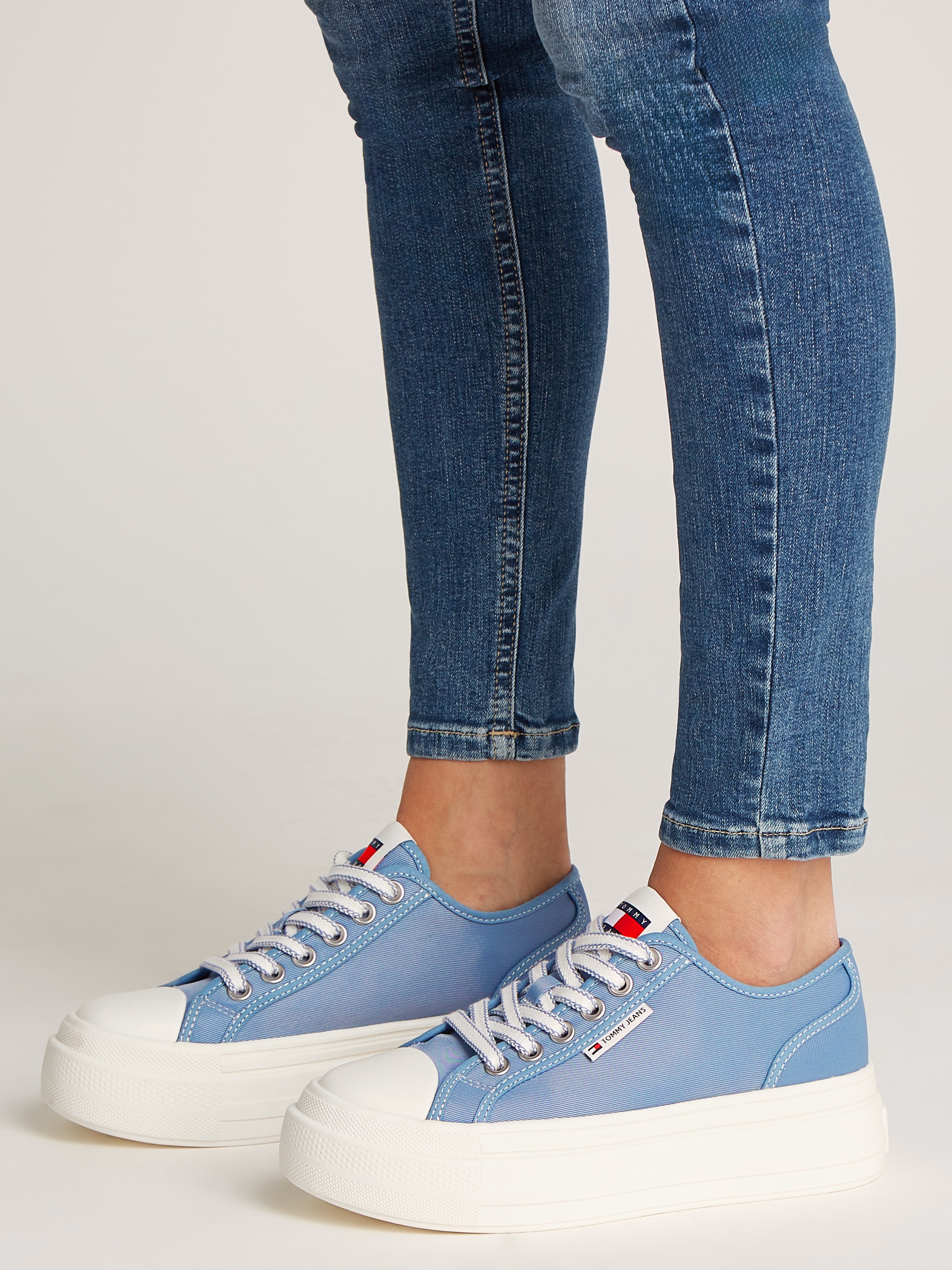 Tommy Jeans Plateausneaker »TJW FOXING FLATFORM SNEAKER LOW«, Freizeitschuh, Halbschuh, Schnürschuh mit trendigen Kontrastnähten