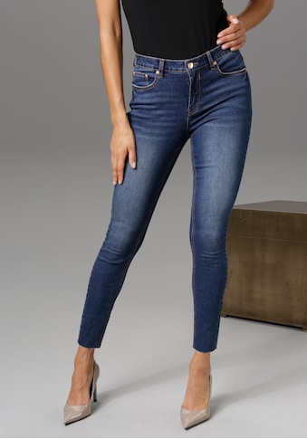 Skinny-fit-Jeans, regular waist - mit ausgefransten Beinabschluss