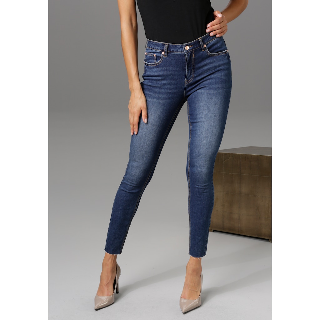 Aniston CASUAL Skinny-fit-Jeans, regular waist - mit ausgefransten Beinabschluss