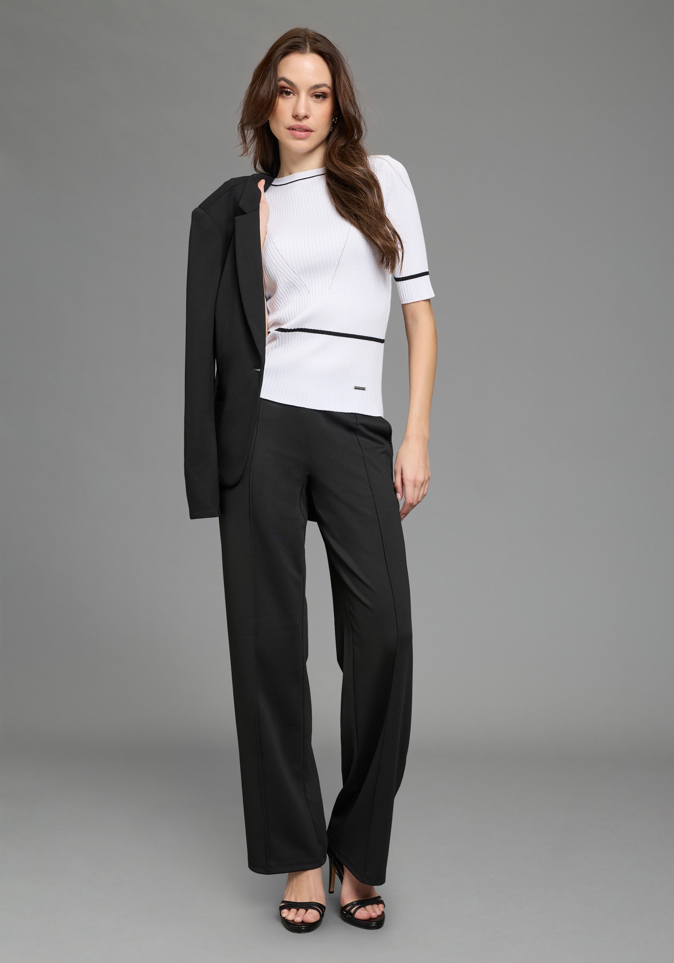 Bruno Banani Kurzarmpullover aus Rippstrick, mit Kontrast-Details, figurbetonte Passform