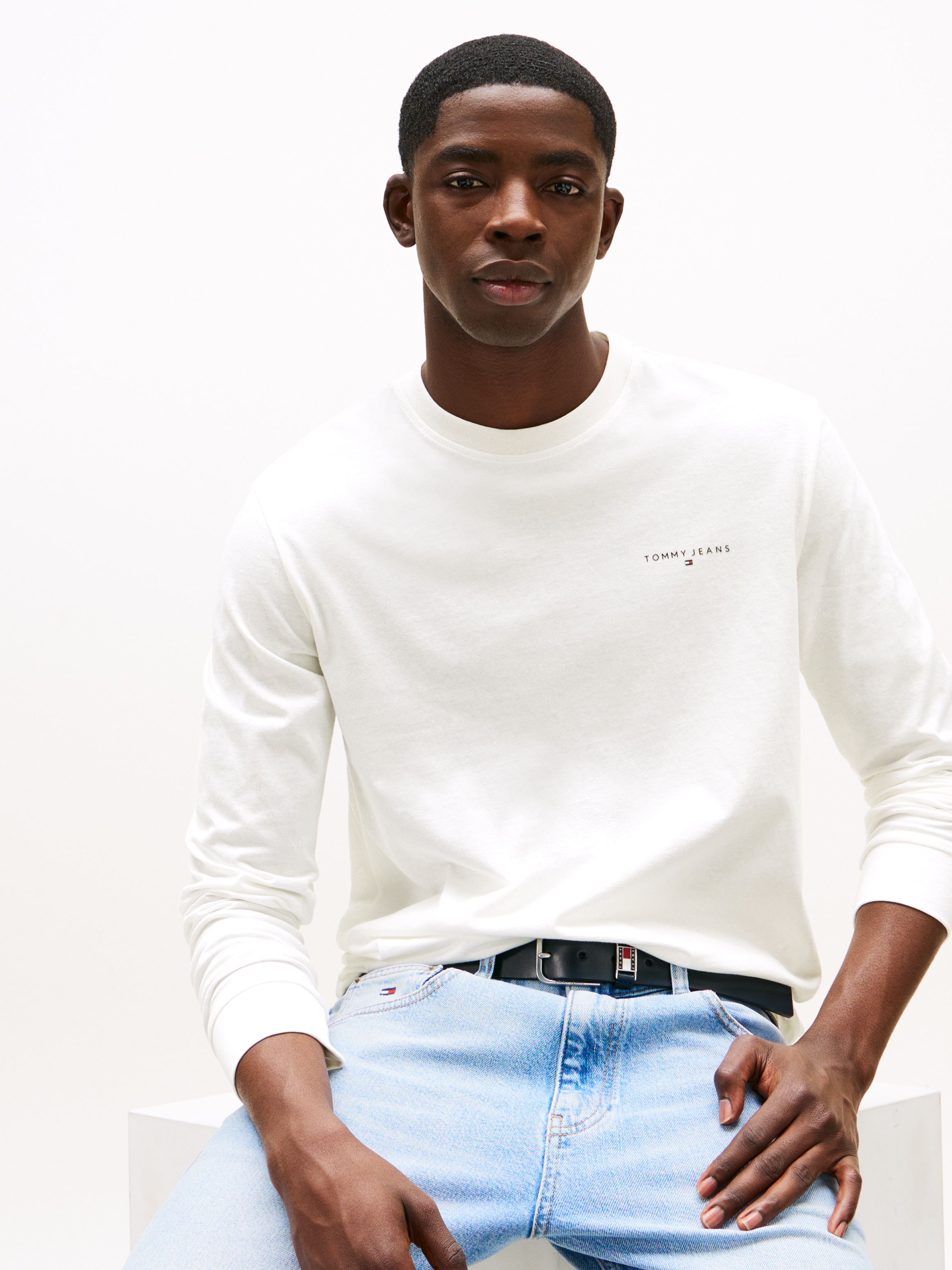 Tommy Jeans Langarmshirt »TJM SLIM CHEST LINEAR LS TEE EXT«, Mit Rundhalsausschnitt