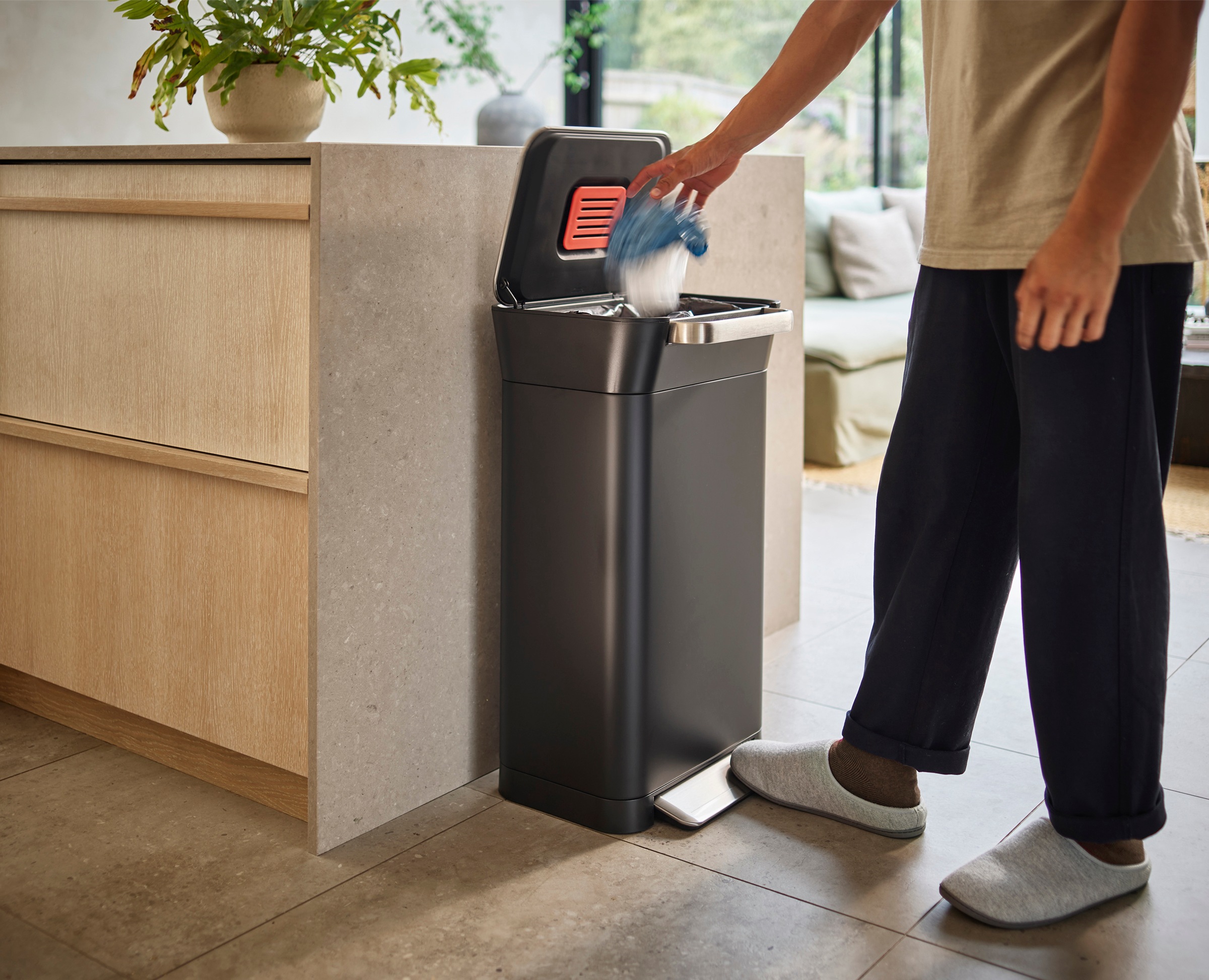 Joseph Joseph Mülleimer »Titan 30l-Müllpresse« patentiertes, hygienisches System zur Komprimierung von Abfall