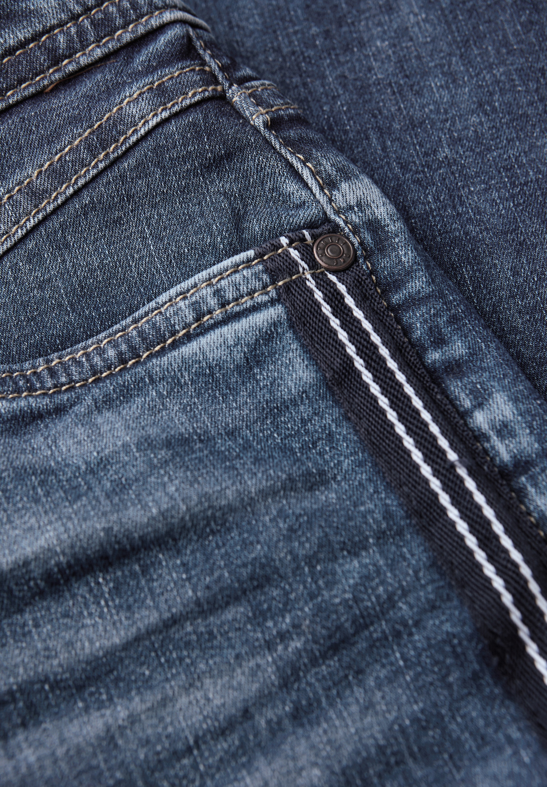 STREET ONE Loose-fit-Jeans, mit Galonstreifen
