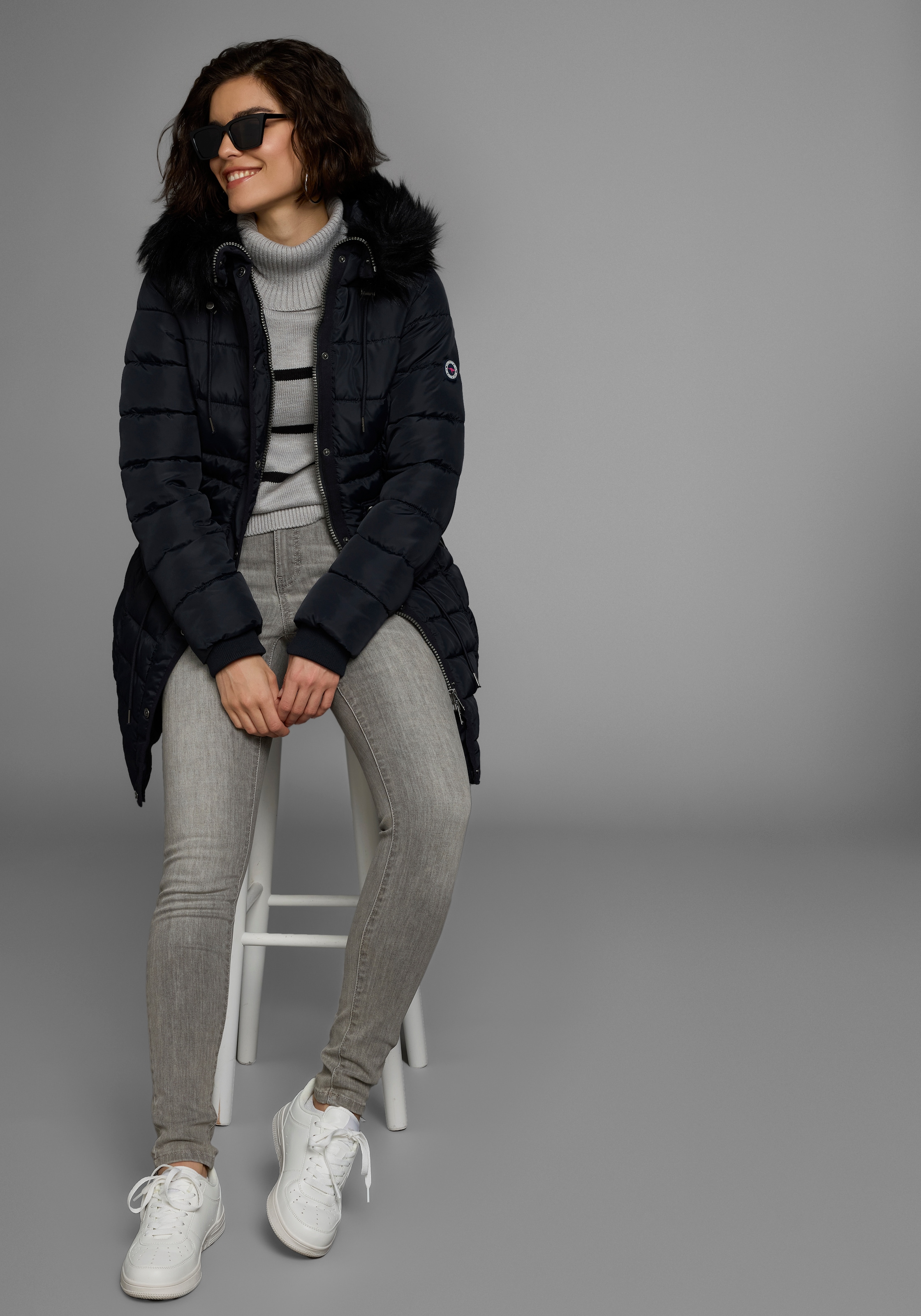 KangaROOS Steppjacke, mit Kapuze, figurbetonter Schnitt, mit Reißverschlusstaschen