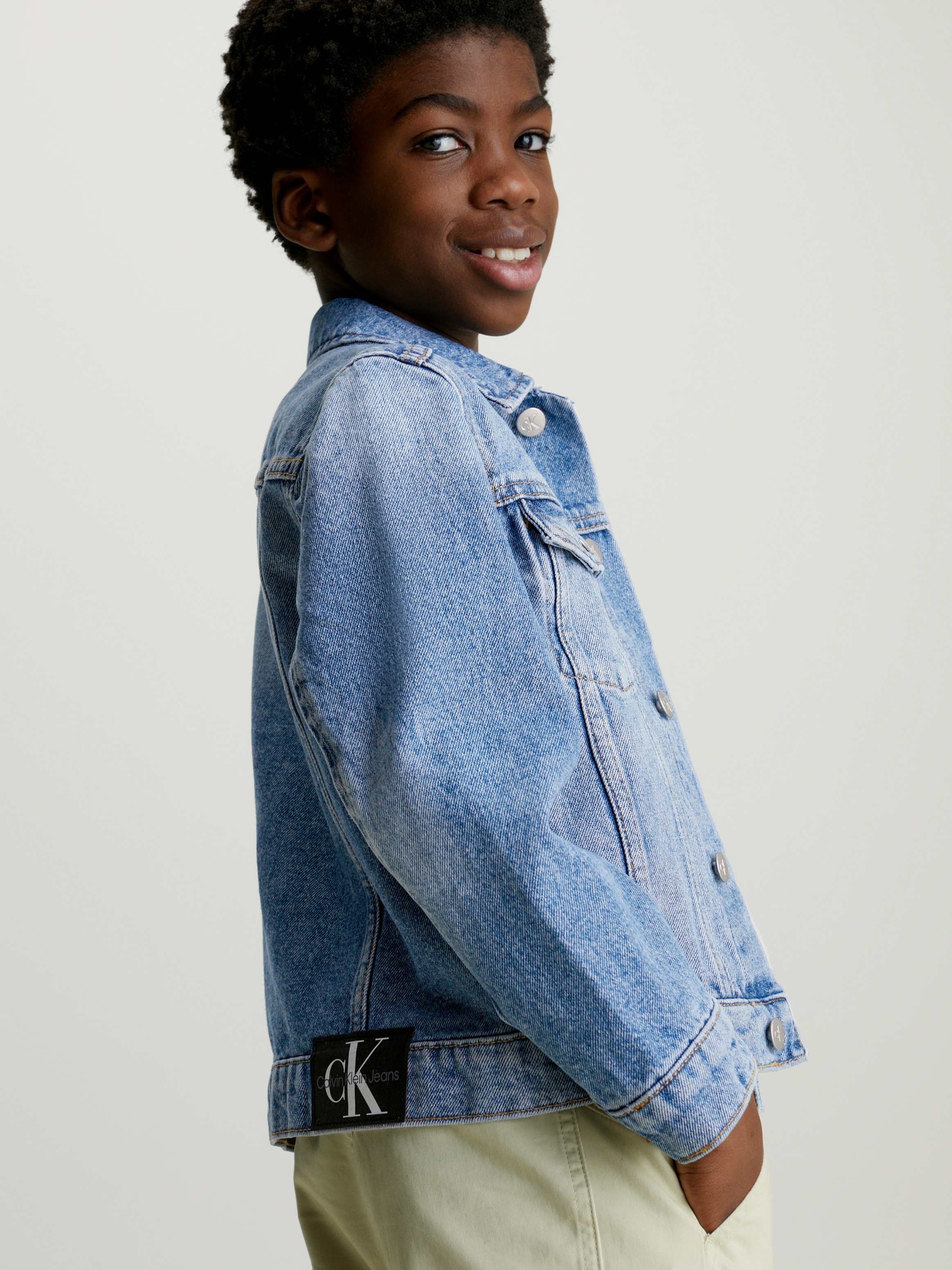 Calvin Klein Jeans Jeansjacke »ICONIC MID BLUE DENIM TRUCKER«, Kinder bis 16 Jahre