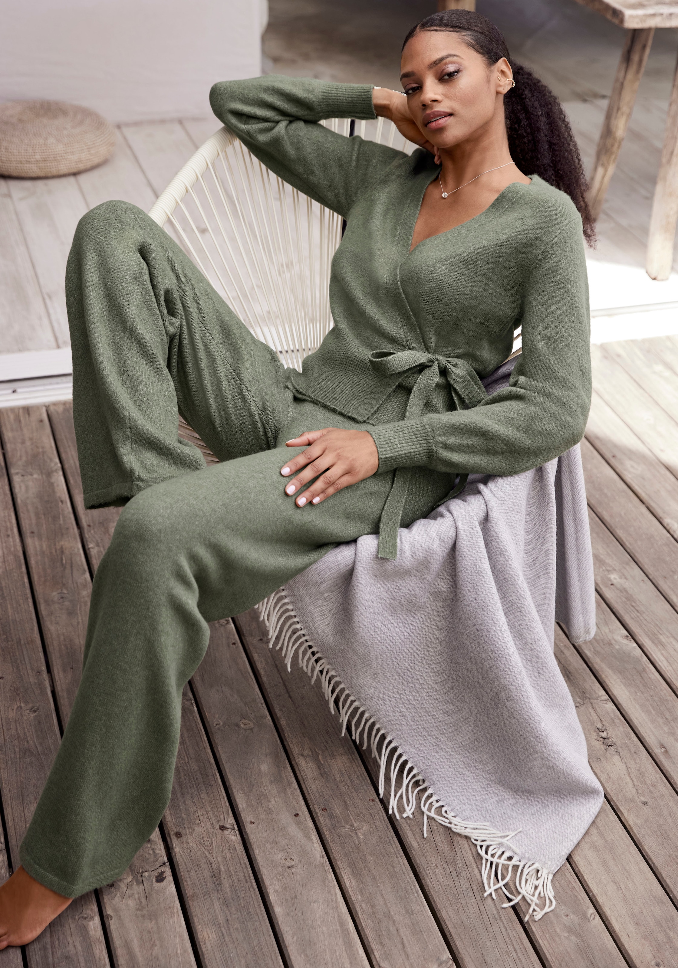 LASCANA Wickelstrickjacke, mit breitem Rippbündchen, Loungewear