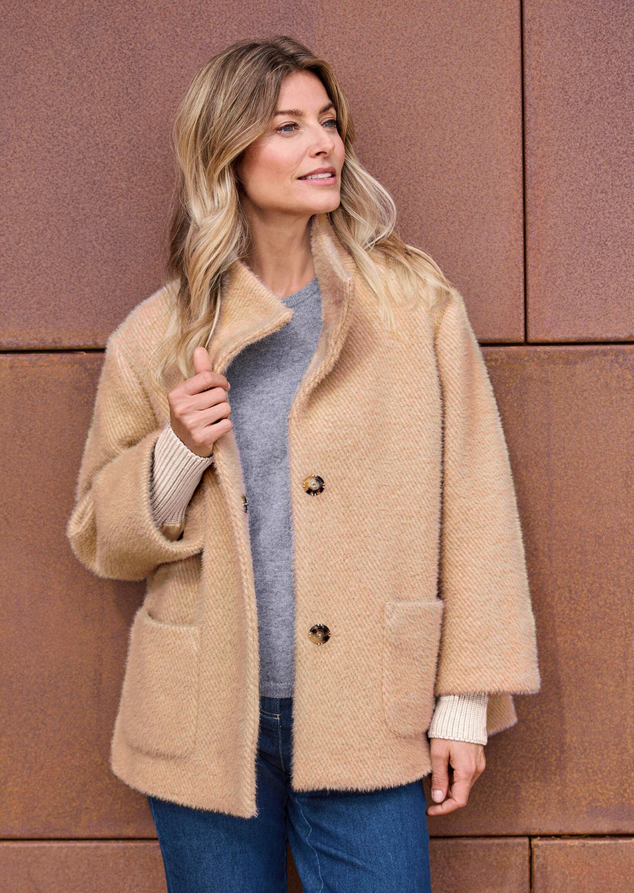 Kurzjacke GOLDNER "Flauschiger Kurzmantel mit Stehkragen", Damen, Gr. 46, beige, Obermaterial: 65% Polyamid PA. 35% Polyester PES., Modisch, Rippe, Jacken Kurzjacke, mit Strickbündchem am Armsaum 3