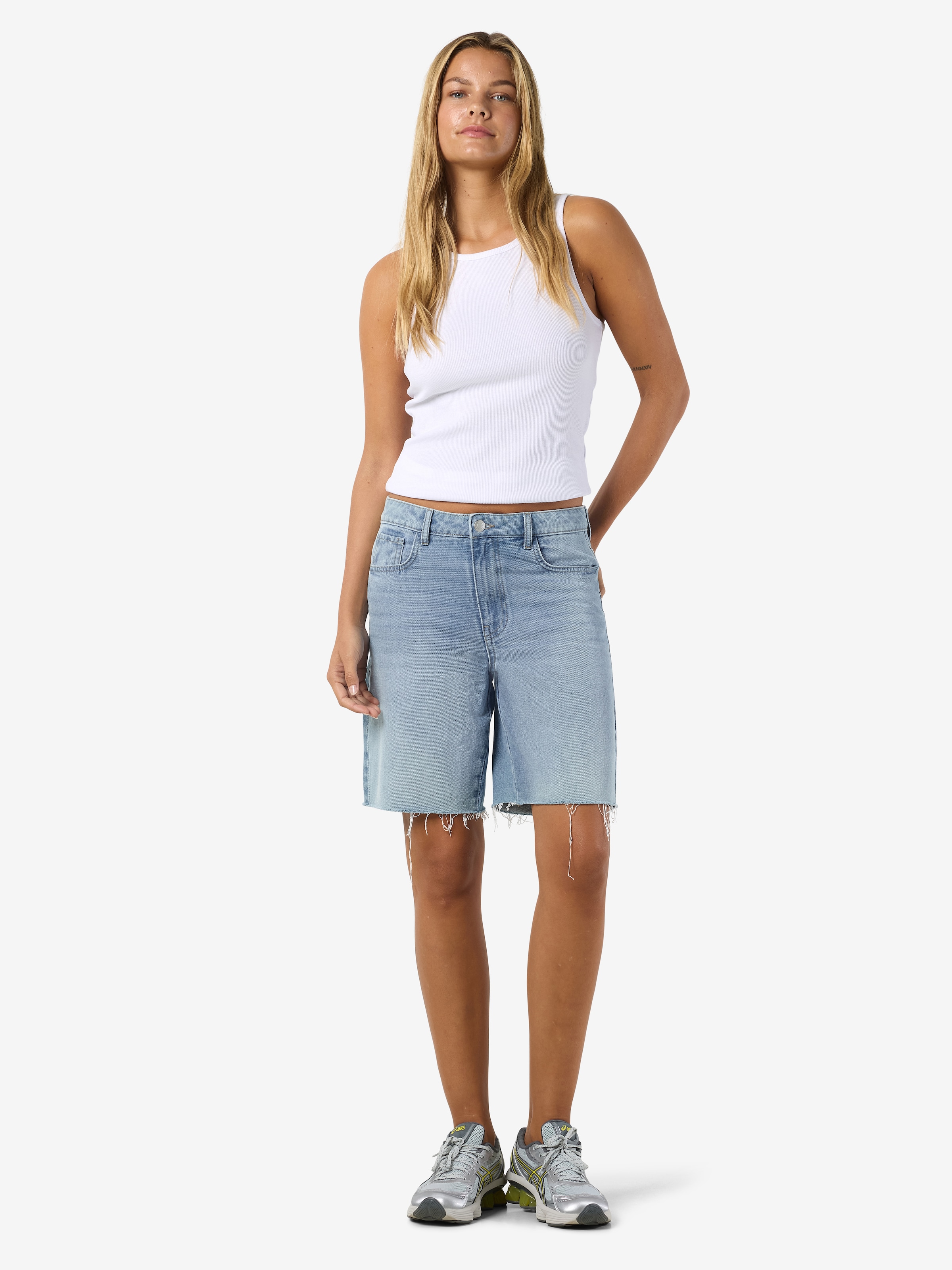 Noisy may Jeansshorts »NMHOLLA NW LOOSE SHORT AZ425LB NOOS« modisch offene Säume