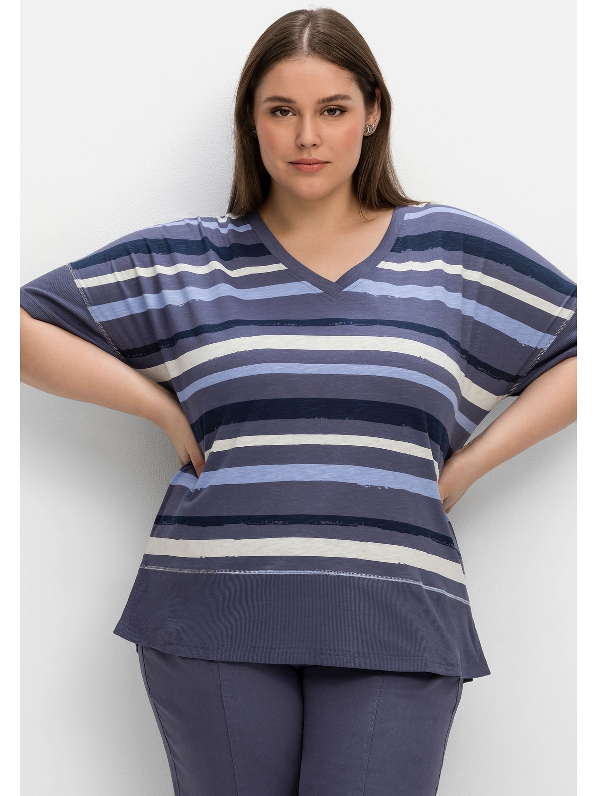 Sheego T-Shirt »Große Größen«, mit V-Ausschnitt und Streifendruck