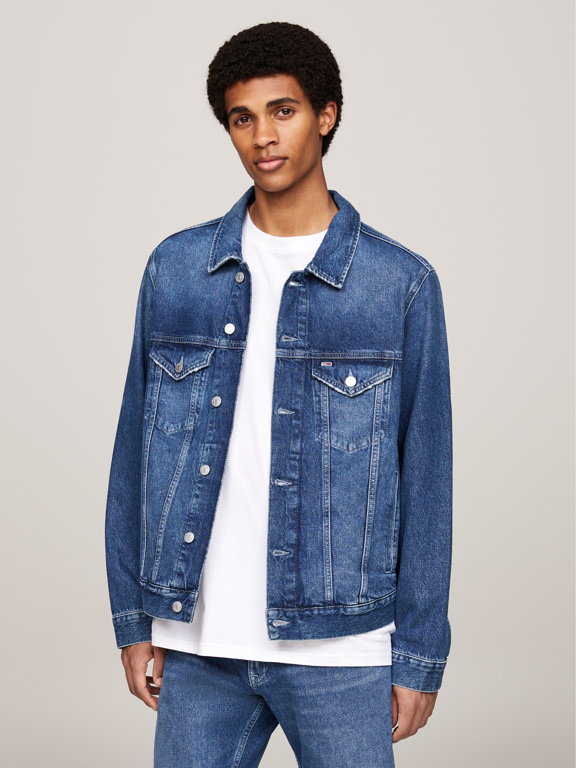 Tommy Jeans Jeansjacke "RYAN RGLR TRCKR JCKT DH6031", Großes Markenemblem auf der Rückseite