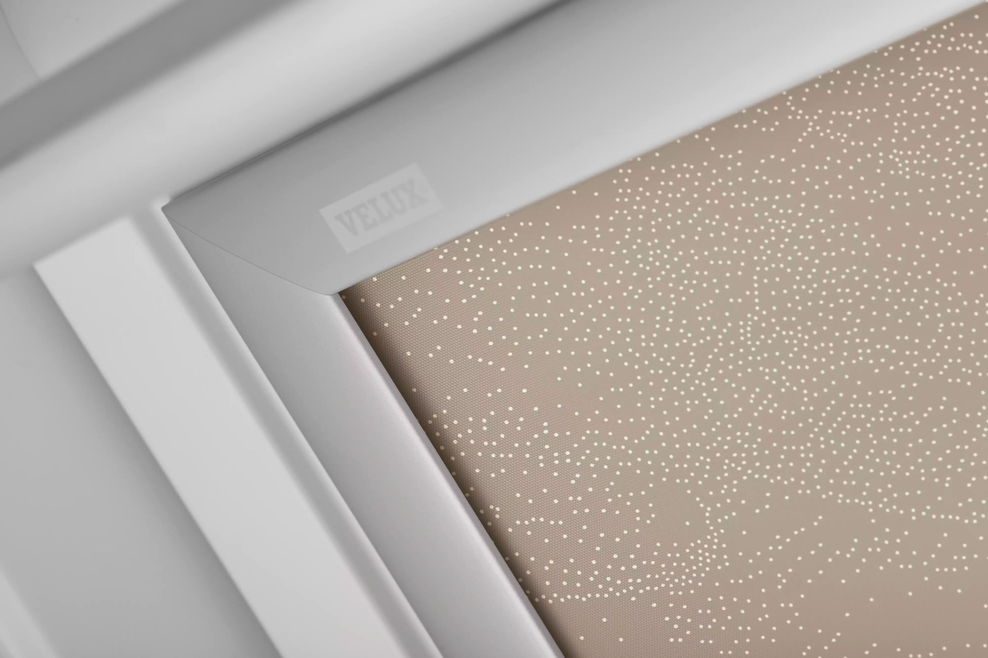 VELUX Verdunklungsrollo »DKL 4579S, Farbe: sandbeige gep.«, verdunkelnd, ohne Bohren, in Führungsschienen, alufarbene Führungsschienen & Griffleiste