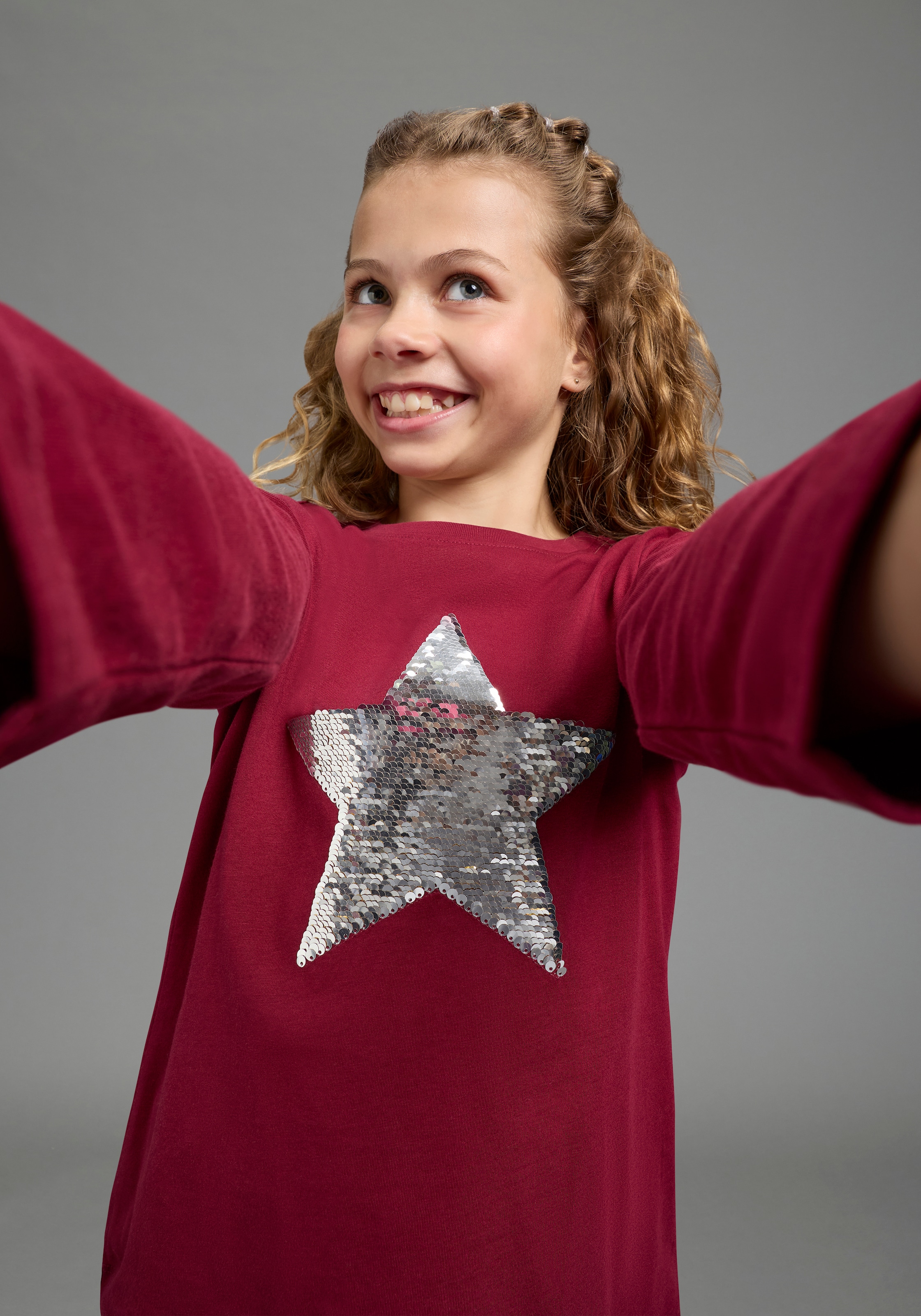 KIDSWORLD Langarmshirt »STERN« Langarm,  taillierter Schnitt,  mit glitzernden Pailletten