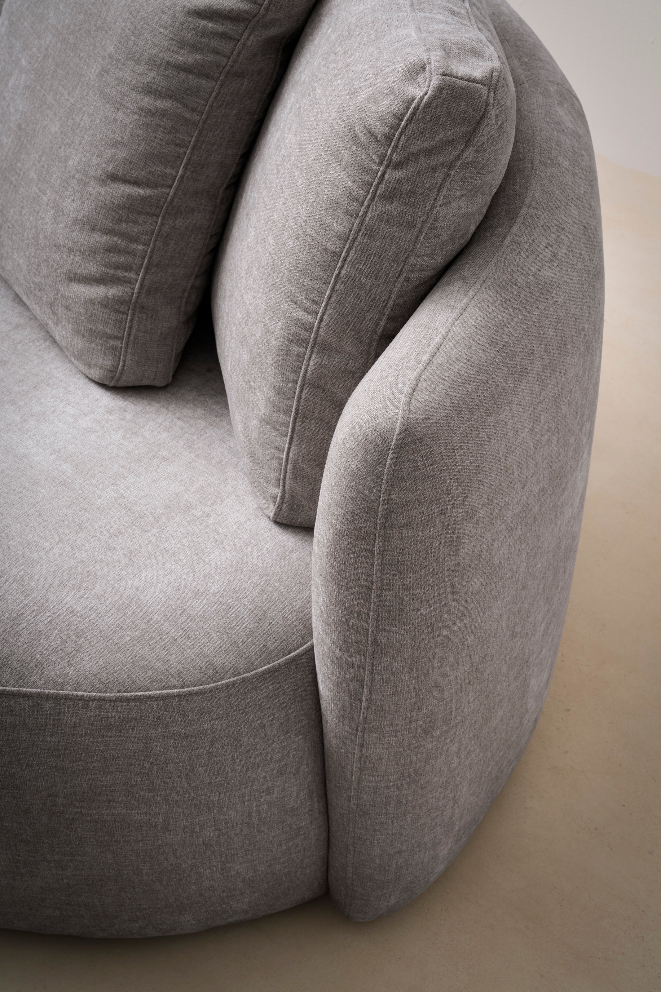 OTTO home 2,5-Sitzer »Kaarl, rundes Loungesofa, Sofa mit Kissen, perfekt gepolstert« Webstoff, in fünf Farben, zeitloses Design, inkl. 5 Rückenkissen
