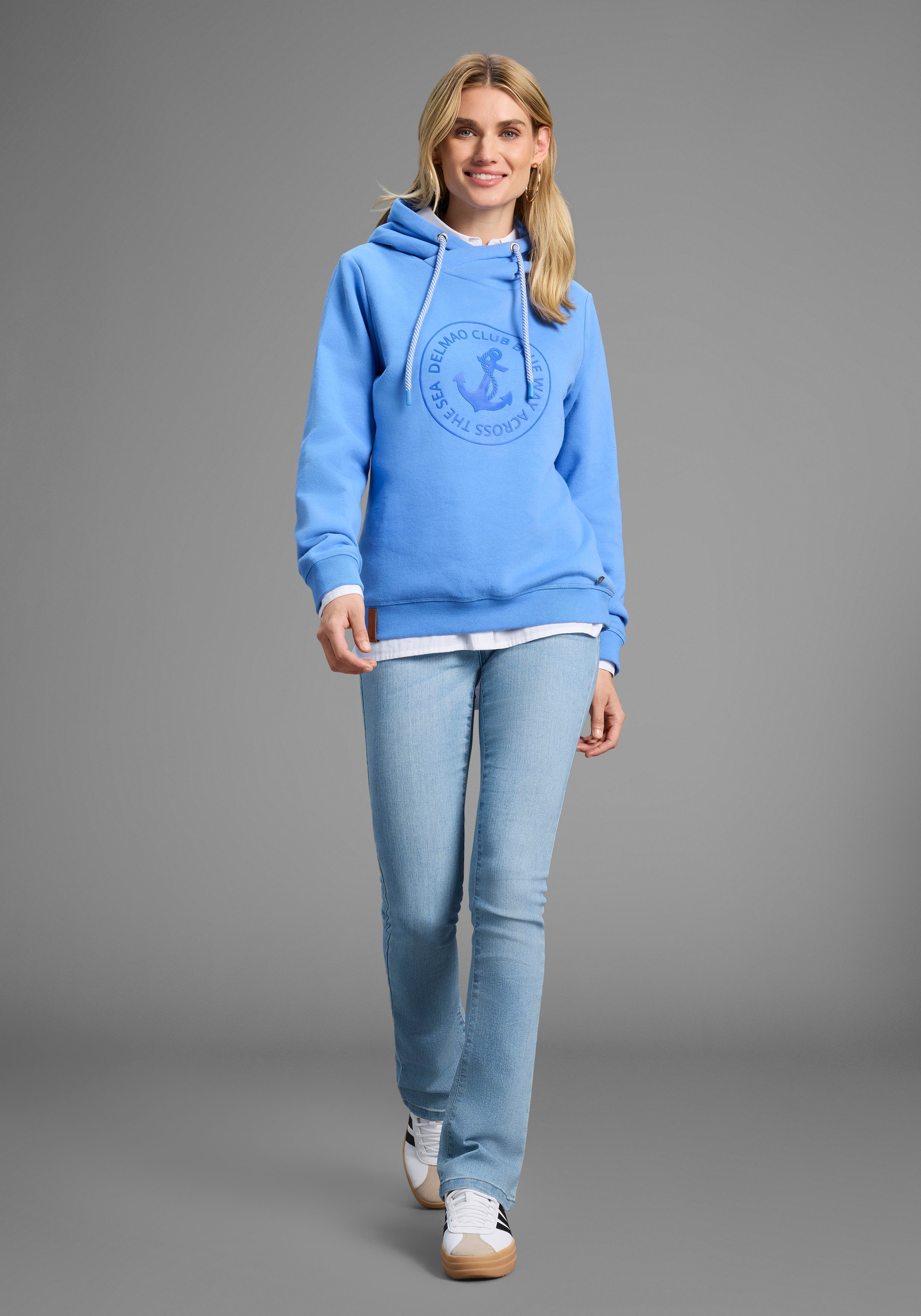 DELMAO Kapuzensweatshirt, Weiche Baumwollmischung mit Print, Kordel und maritimen Details