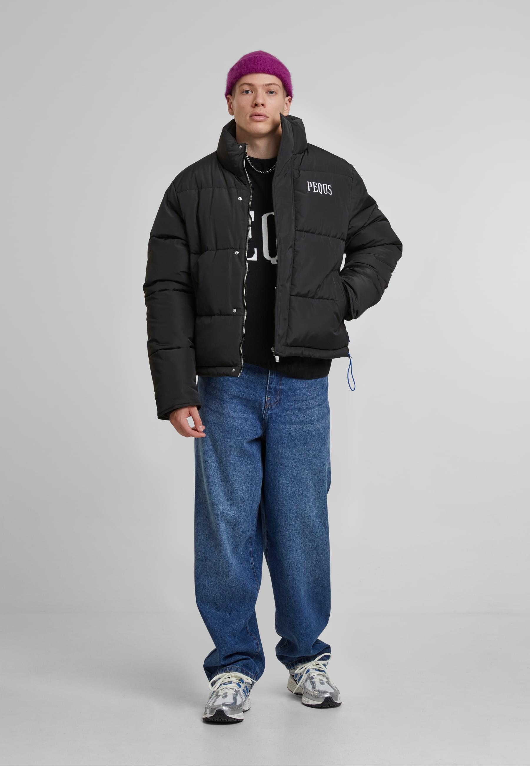 PEQUS Winterjacke »PEQUS PEQUS Chest Logo Puffer Jacket«, (1 St.), mit Kapuze