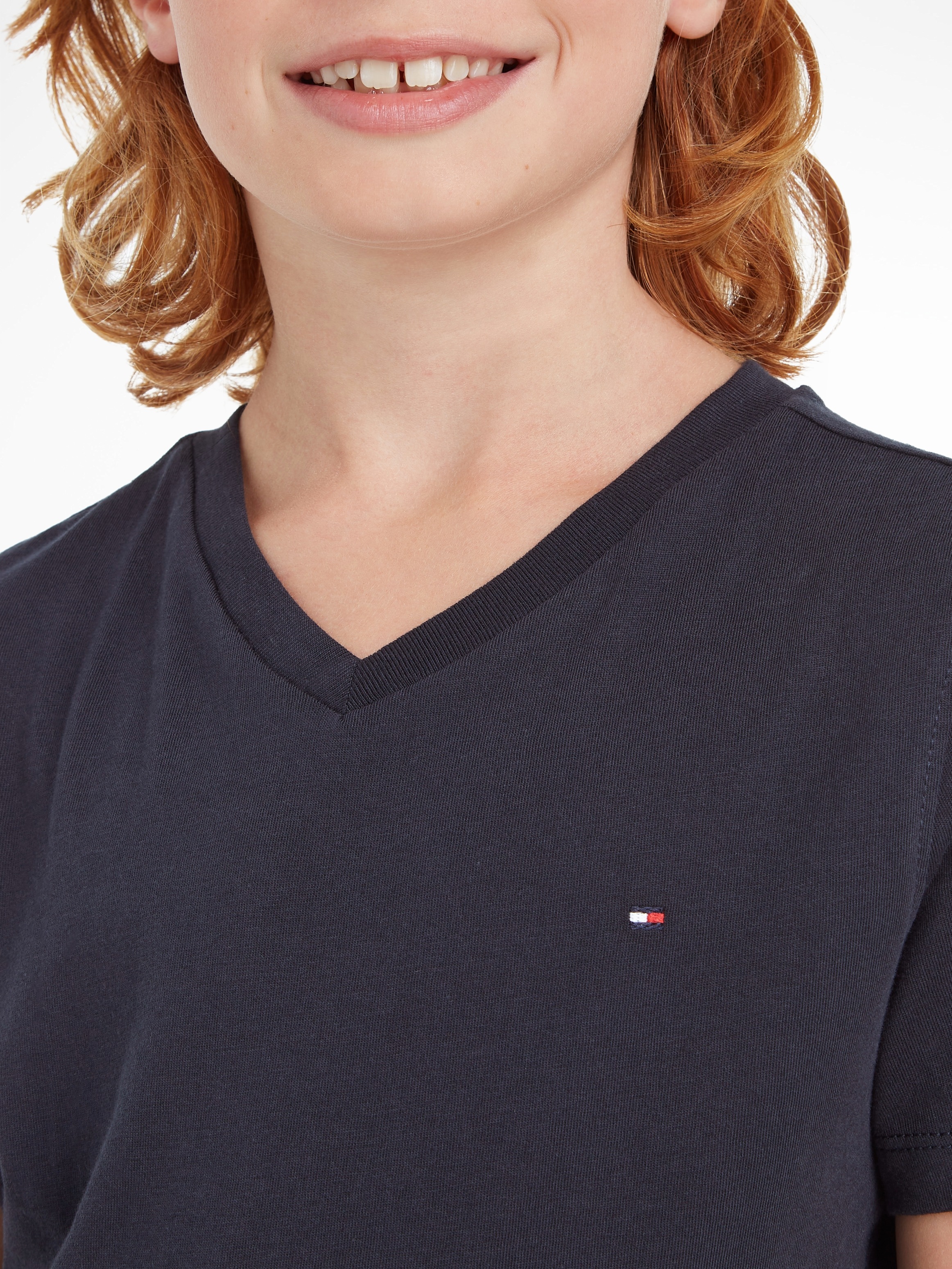 Tommy Hilfiger V-Shirt »BOYS BASIC S/S«, | Tommy bestellen KNIT Logo- Flag BAUR Hilfiger mit VN