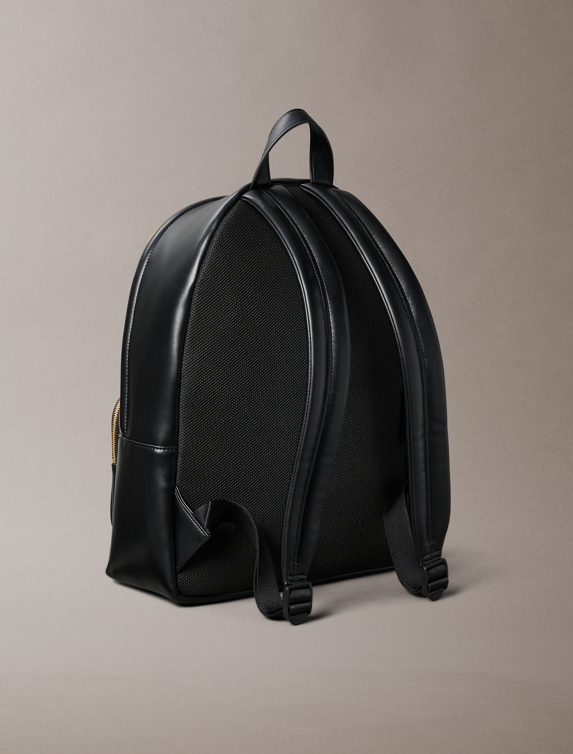 Calvin Klein Rucksack »RAISED CK BACKPACK«, Cityrucksack, Freizeitrucksack, mit CK-Logo