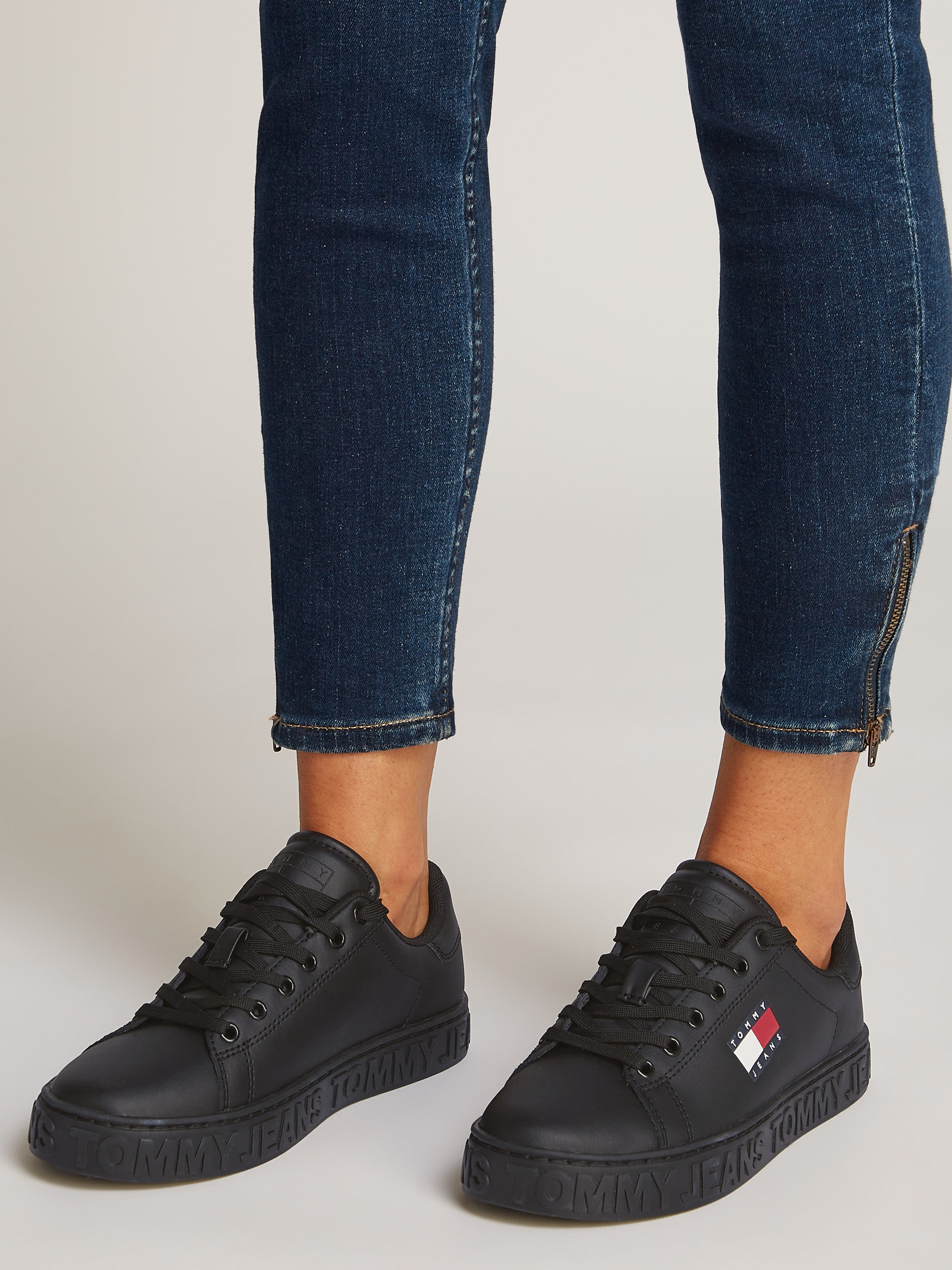 Tommy Jeans Plateausneaker »TJW LOGO OUTSOLE SNEAKER ESS«, Freizeitschuh, Halbschuh, Schnürschuh mit seitlicher Logoflagge