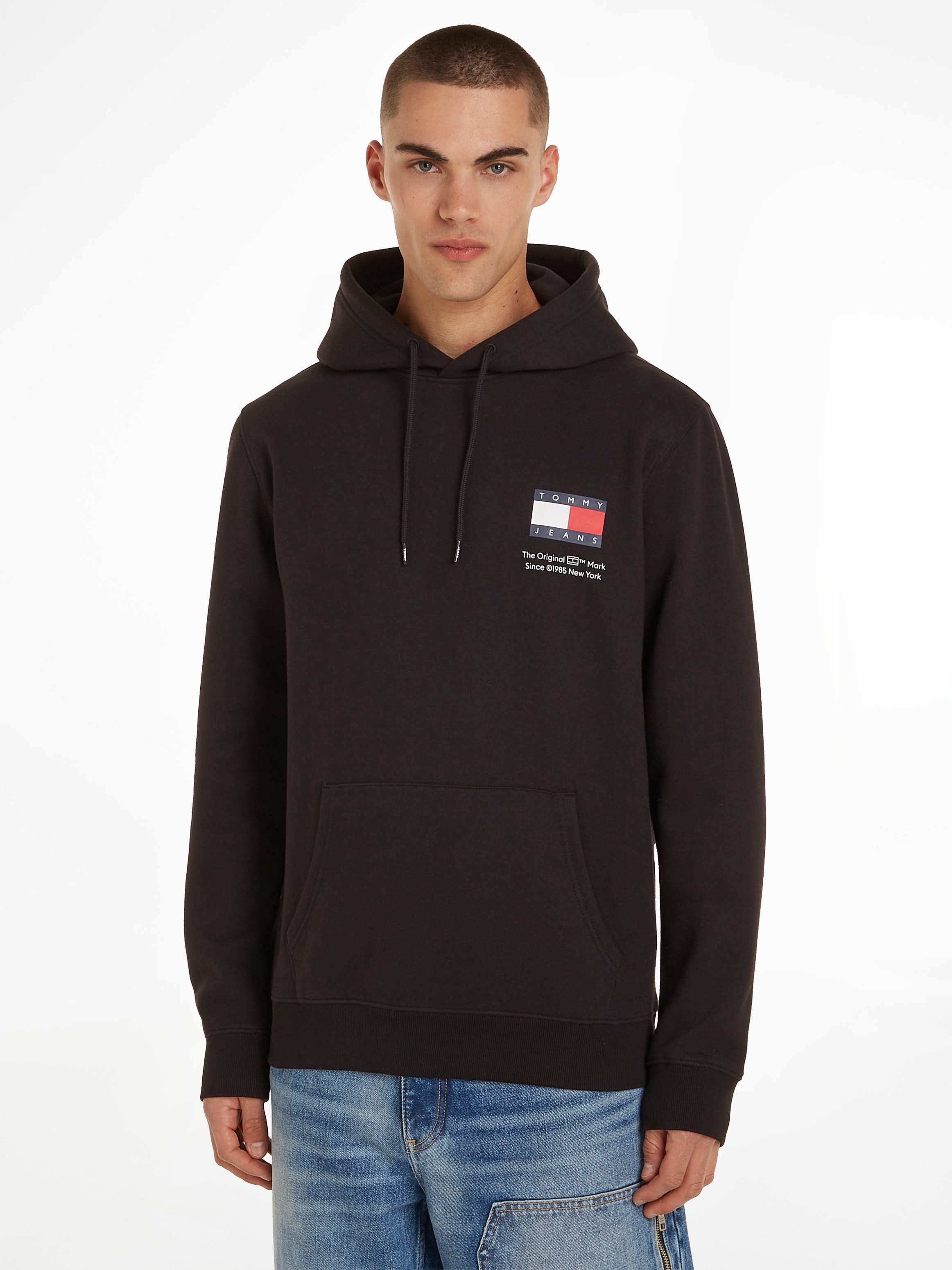 Tommy Jeans Kapuzensweatshirt "TJM REG ESSENTIAL FLAG HOOD EXT", mit Kängurutasche