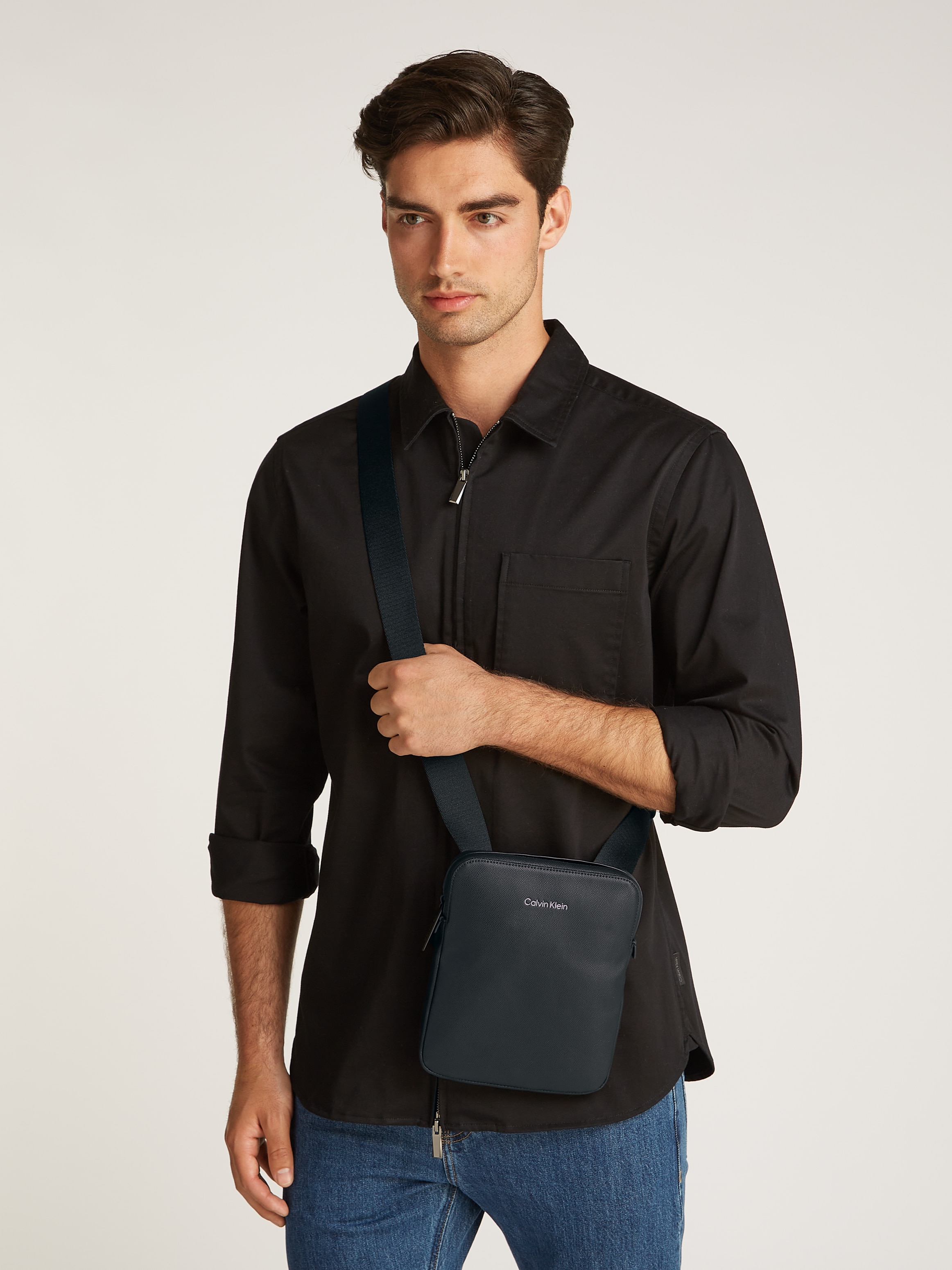 Calvin Klein Umhängetasche »CK MUST FLATPACK«, Crossbody Bag, Schultertasche mit kleinem Logoschriftzug