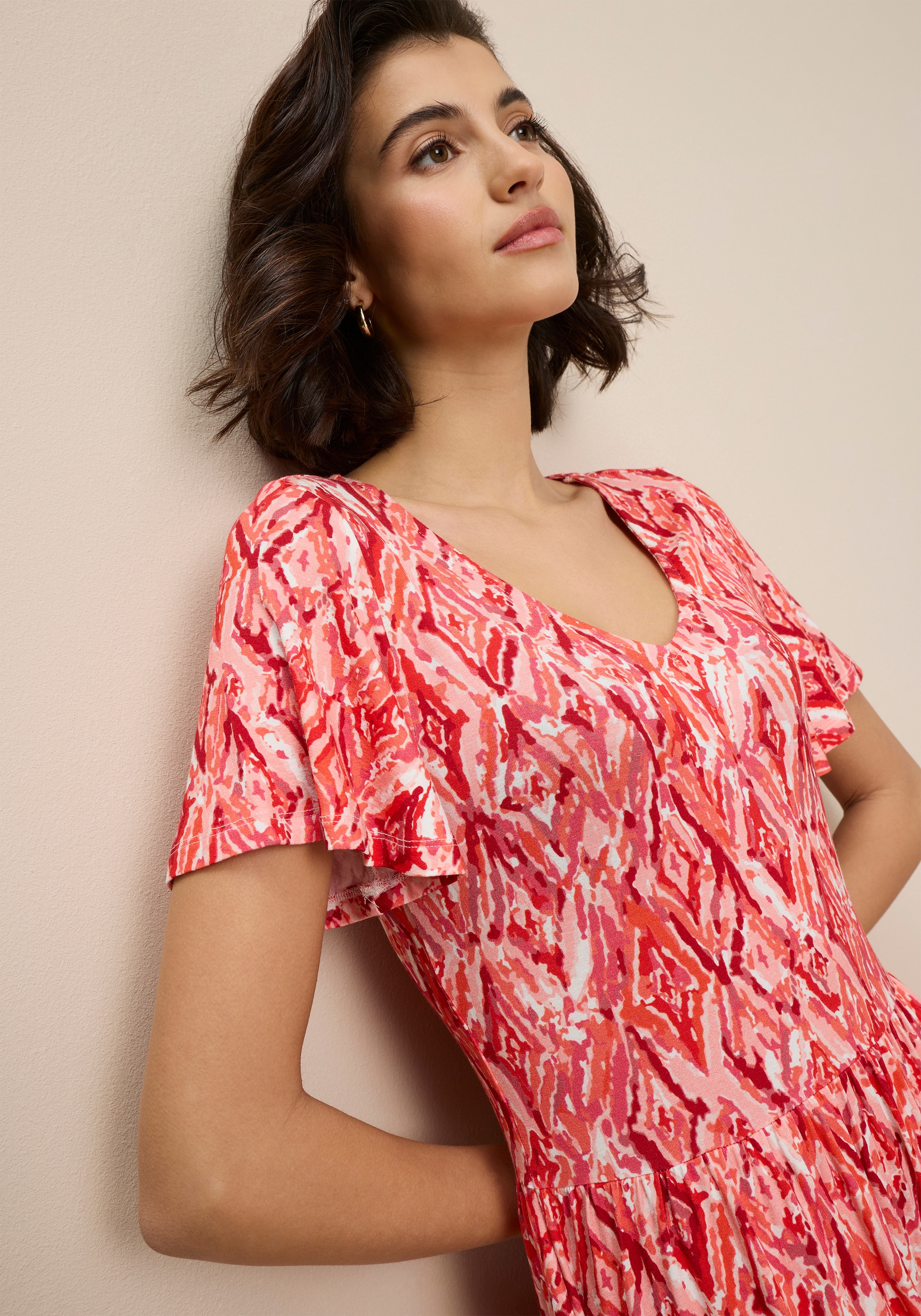 Tamaris Jerseykleid mit femininen, verspielten Design, aus elastischer Viskosemischung