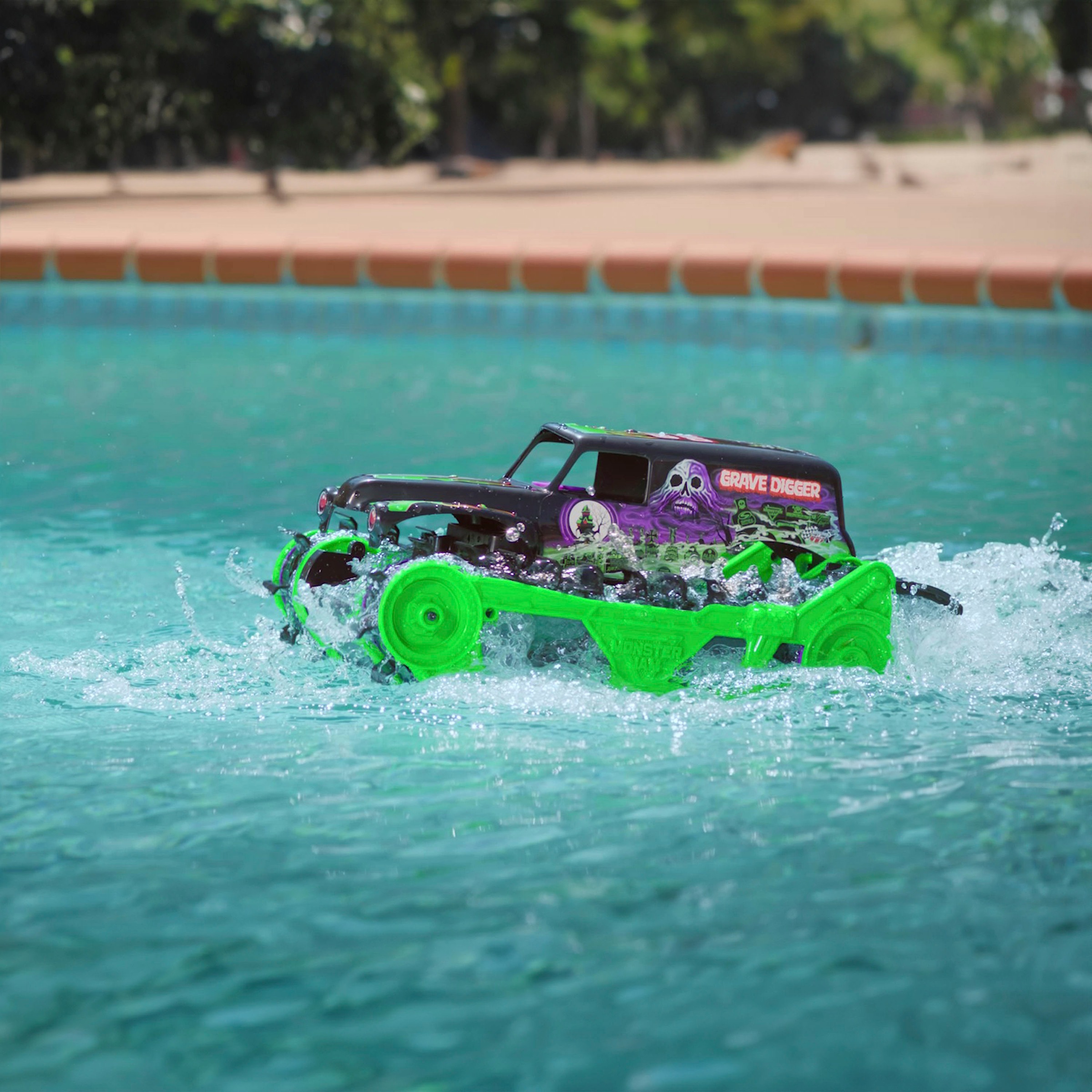 Spin Master RC-Monstertruck »Monster Jam - Grave Digger Trax«, All-Terrain-geländegängig an Land und im Wasser