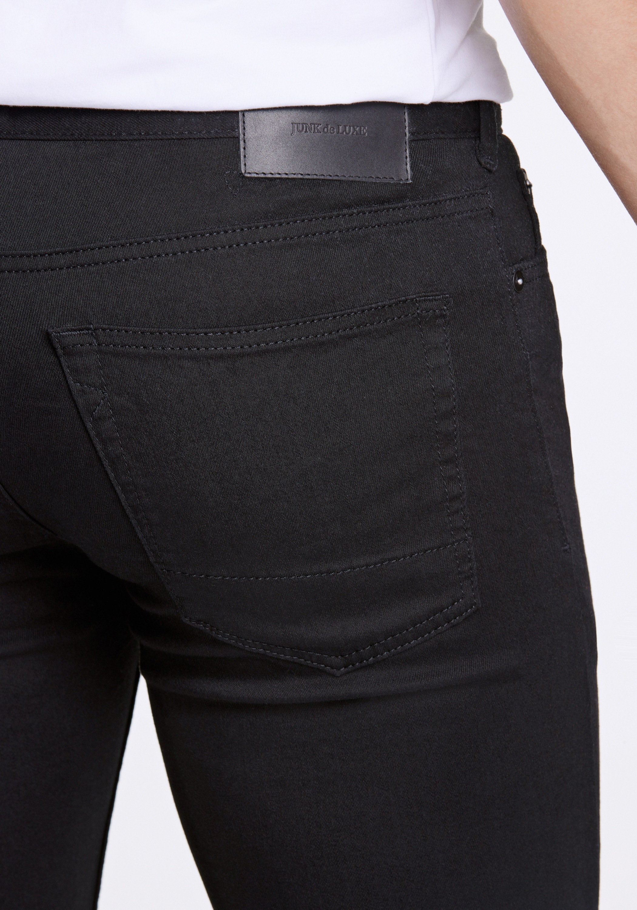 5-Pocket-Jeans JUNK DE LUXE "Jeans Tapered Fit", Herren, Gr. 28, Länge 32, schwarz, Obermaterial: 78% Baumwolle, 15% Lyocell, 5% Polyester, 2% Elasthan, unifarben, gerade, unten schmal, Jeans 5-Pocket-Jeans 3