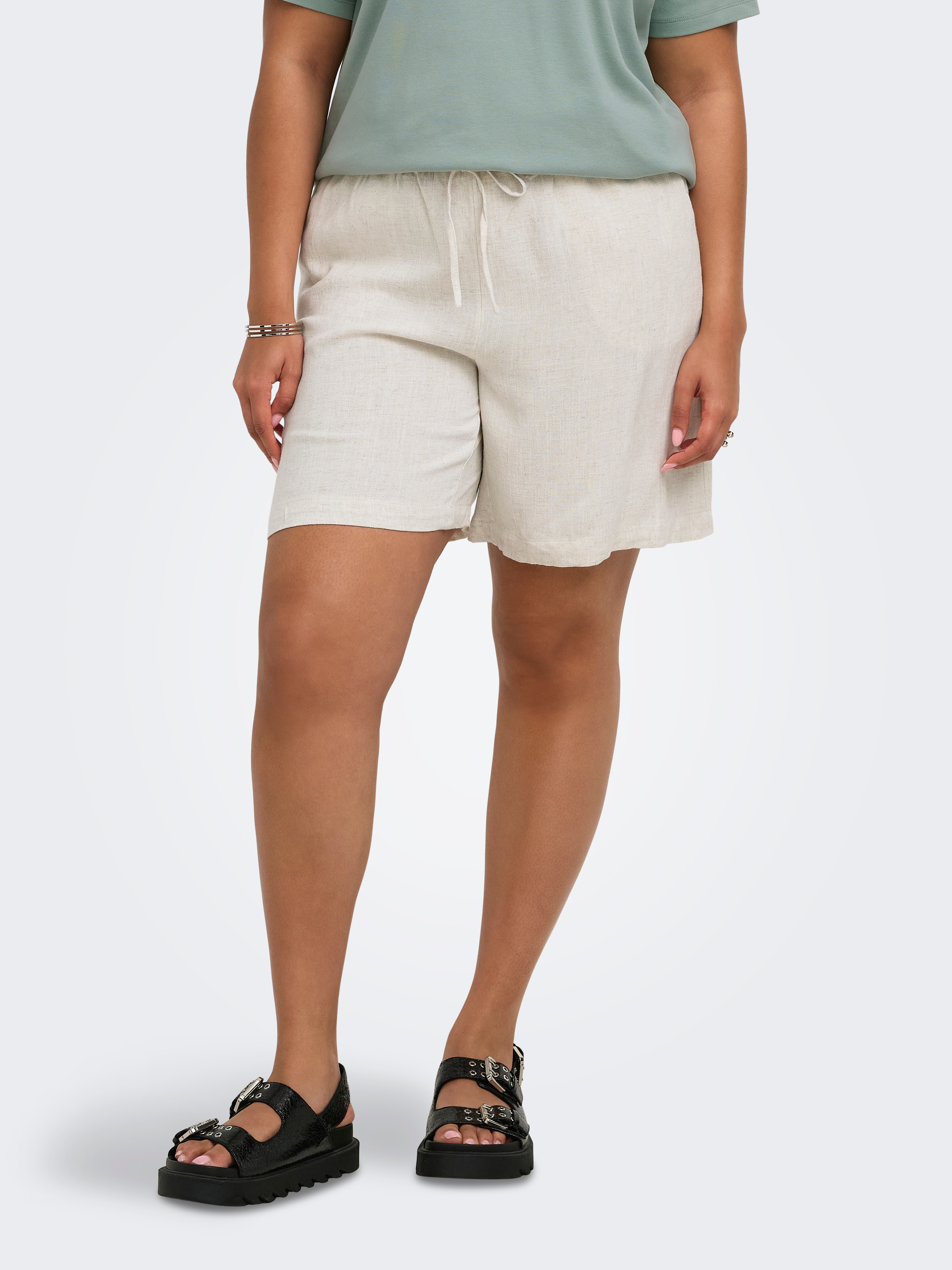 ONLY CARMAKOMA Shorts "CARSIESTA MW PULL-UP LIN BL SHORTS NOOS" Viskosemischung, loose fit, Regular Waist