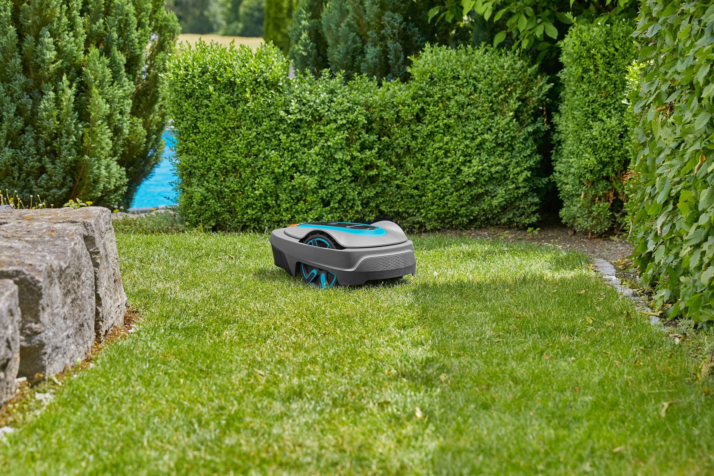 GARDENA Rasenmähroboter »»smart SILENO city« 400 m² inkl. Garage«, (Set), mit KI Technologie, Silent Mode, ideal auch bei schmalste Passagen