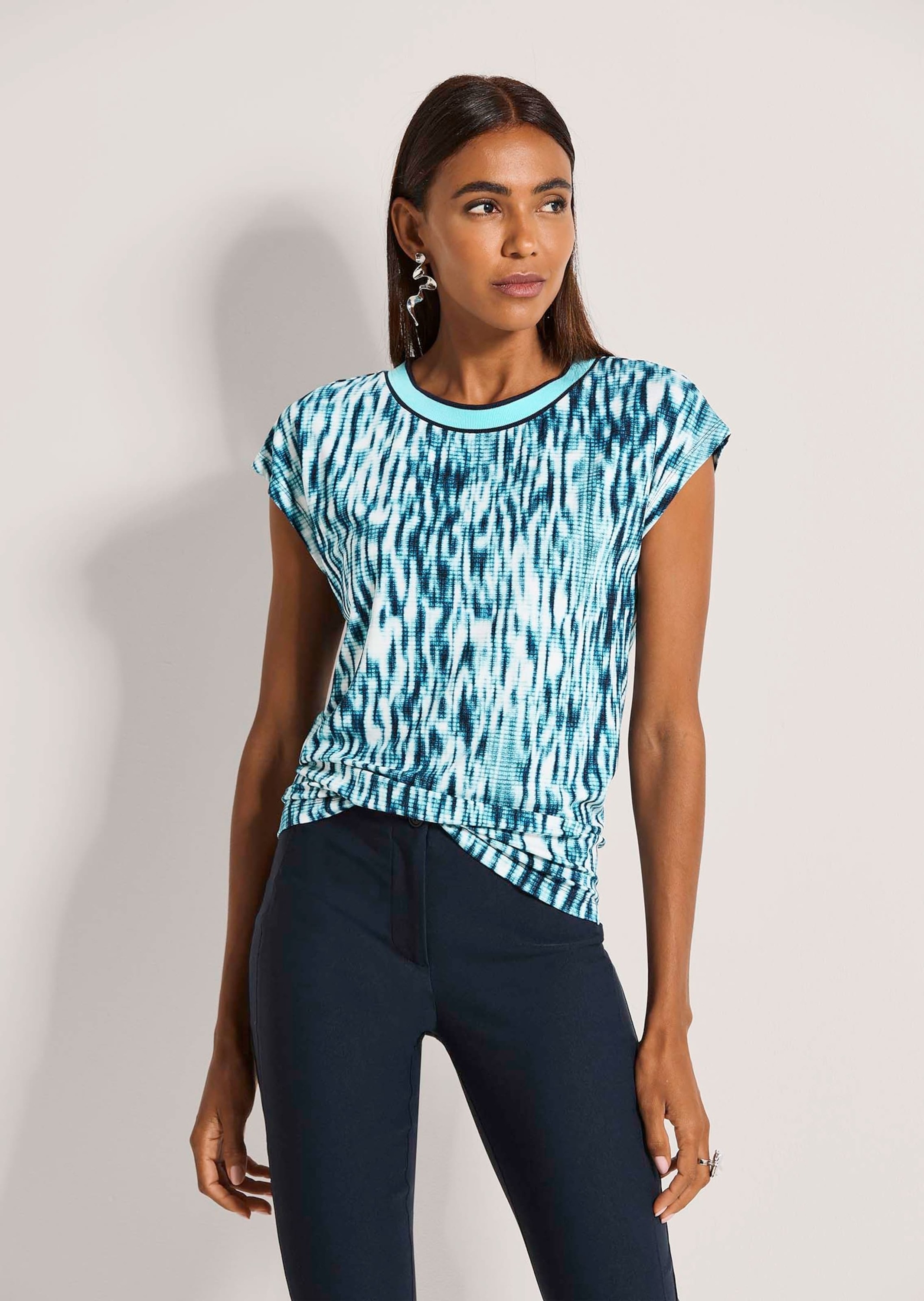 MADELEINE Kurzarmshirt »Shirt Modernes Batikshirt mit Ringel-Details, Kurzarm« Ringel am Ausschnitt