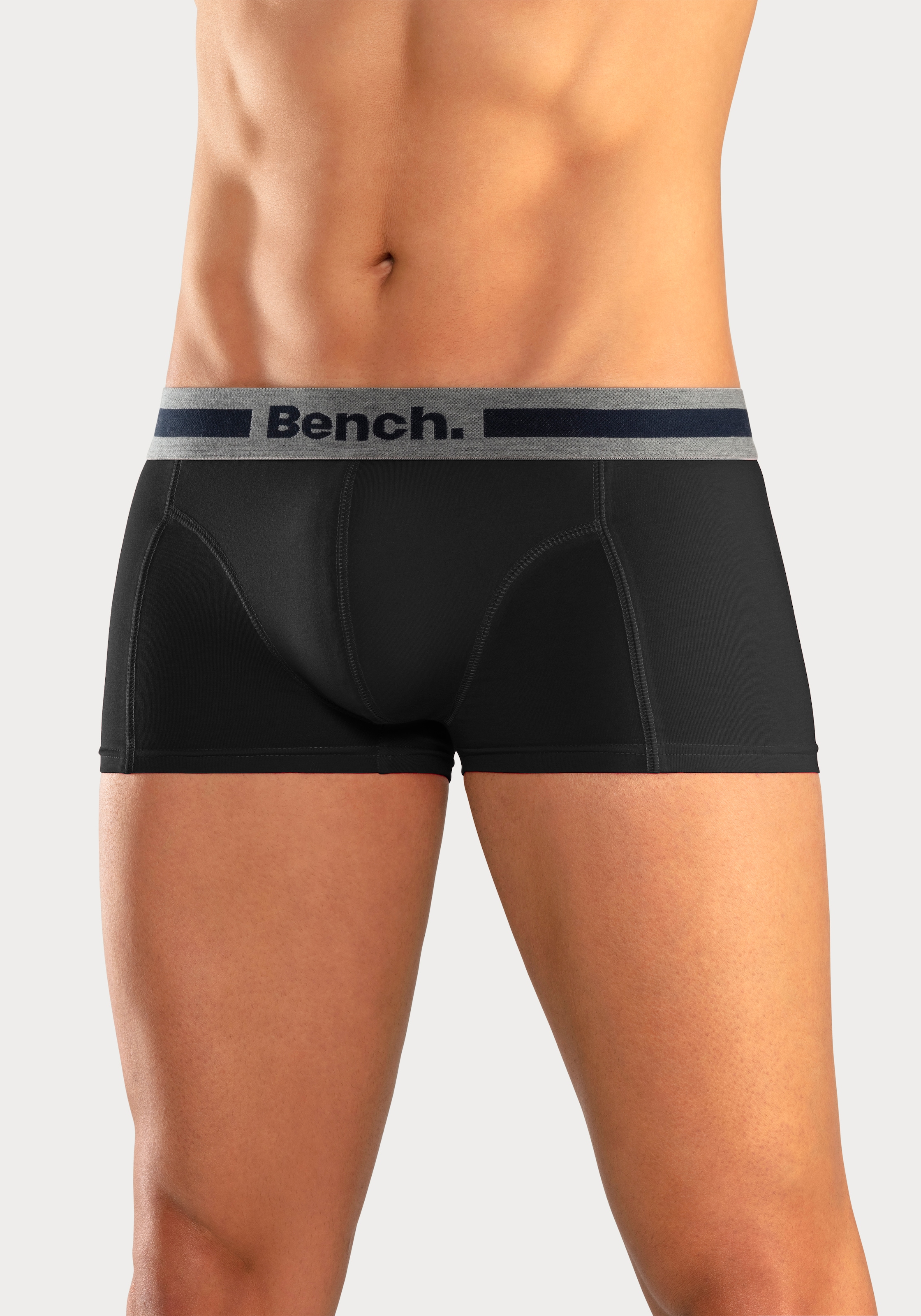 Bench. Boxershorts, (Packung, 4 St.), in Hipster-Form mit Overlock-Nähten vorn