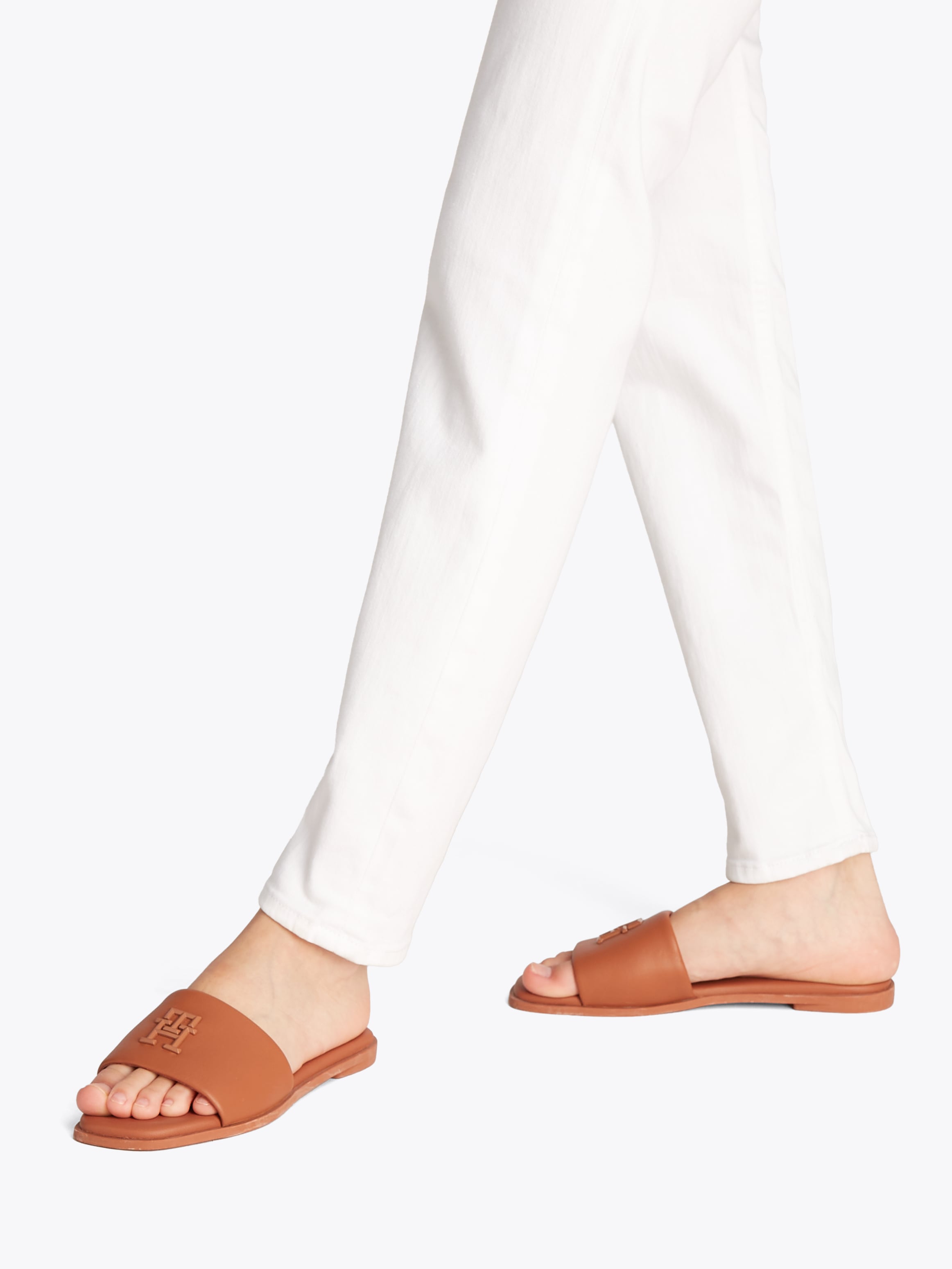 Tommy Hilfiger Pantolette »TH LOGO HARDWARE LEATHER MULE«, Sommerschuh, Flats, Bequemschuh mit TH-Logo