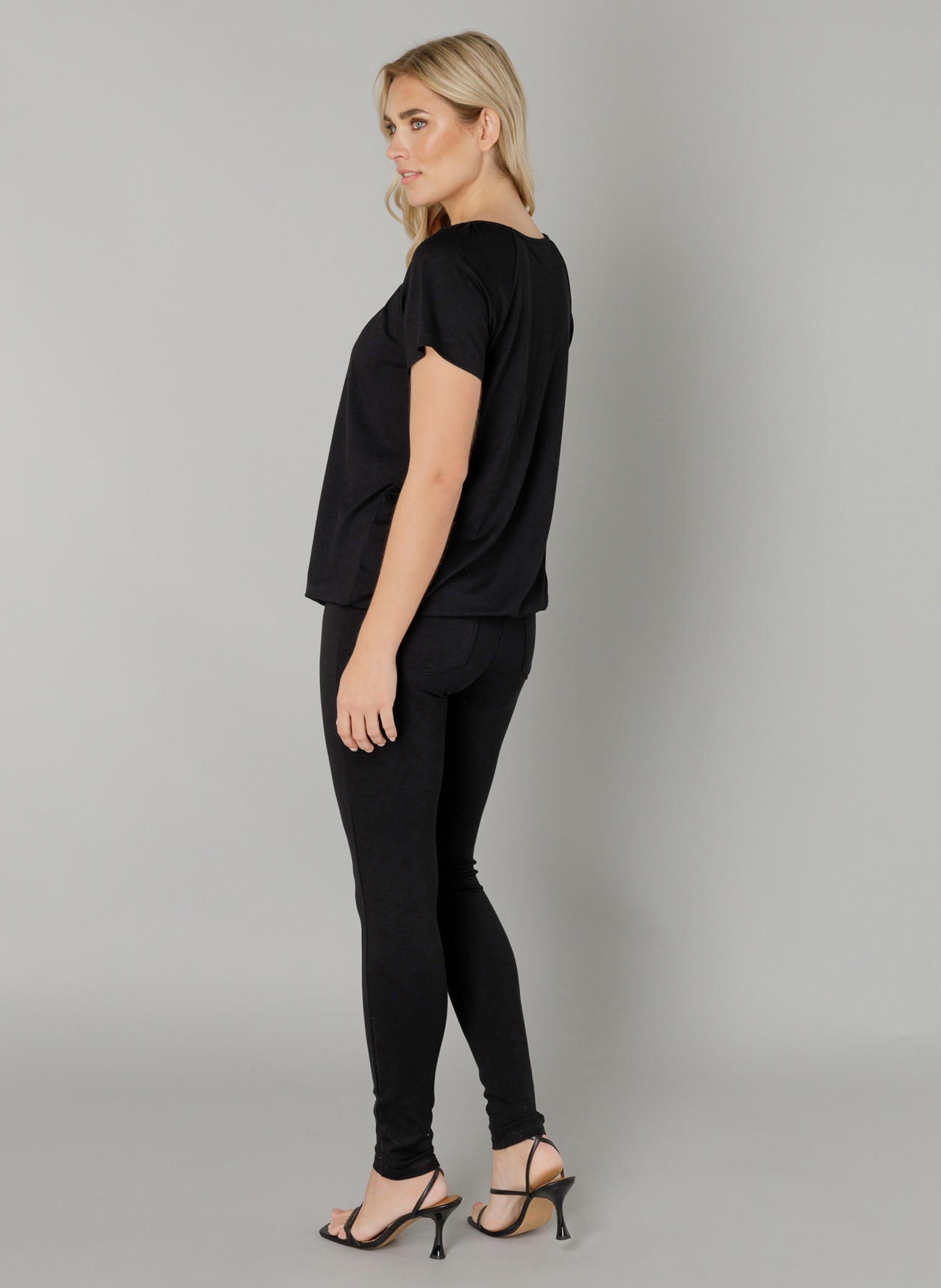 Base Level T-Shirt »Yona«, mit Raffung am Ausschnitt und elastischem Bund
