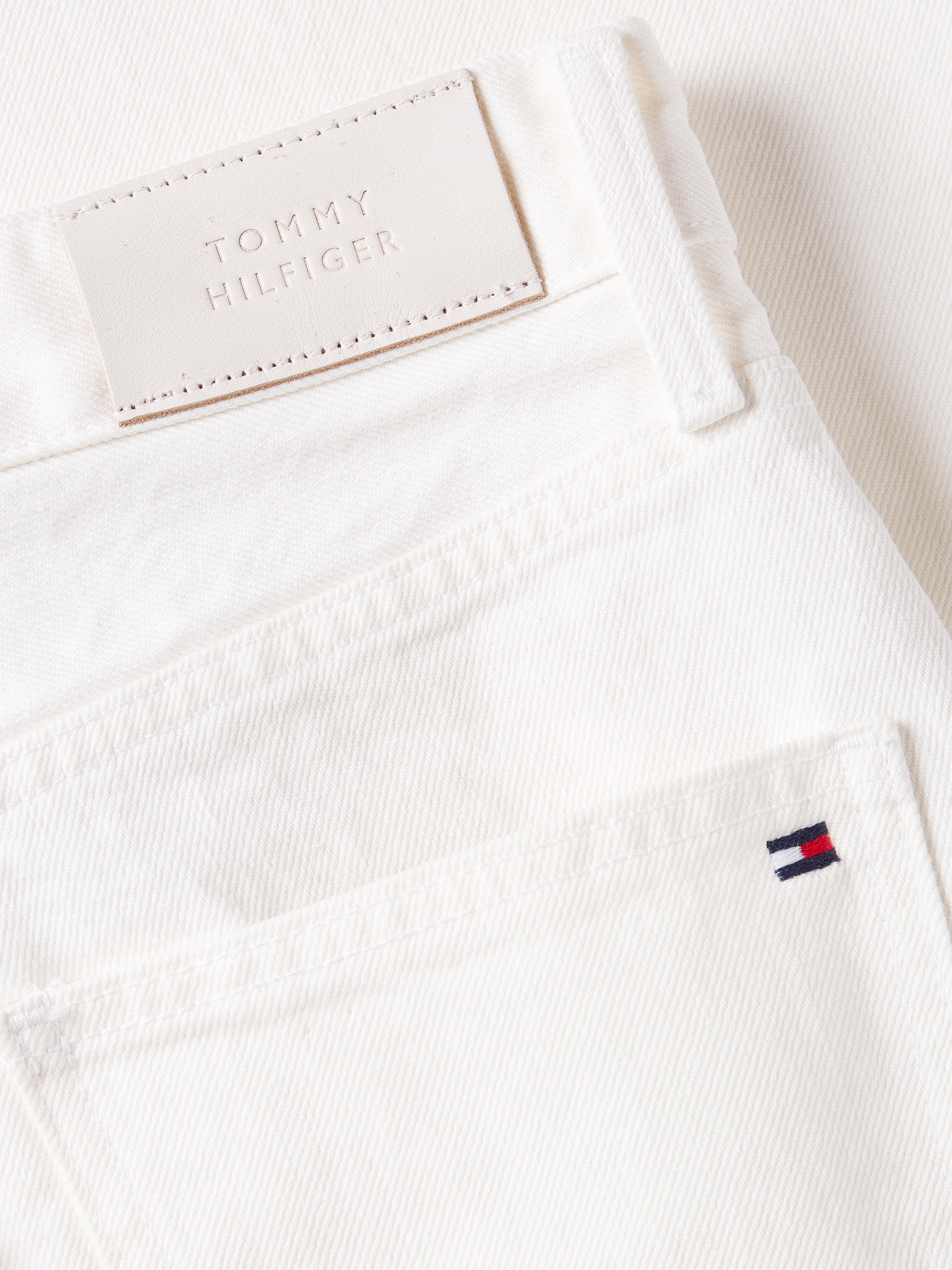 Tommy Hilfiger Bootcut-Jeans »RELAXED BOOTCUT HW ECRU« mit Tommy Hilfiger Logo-Badge