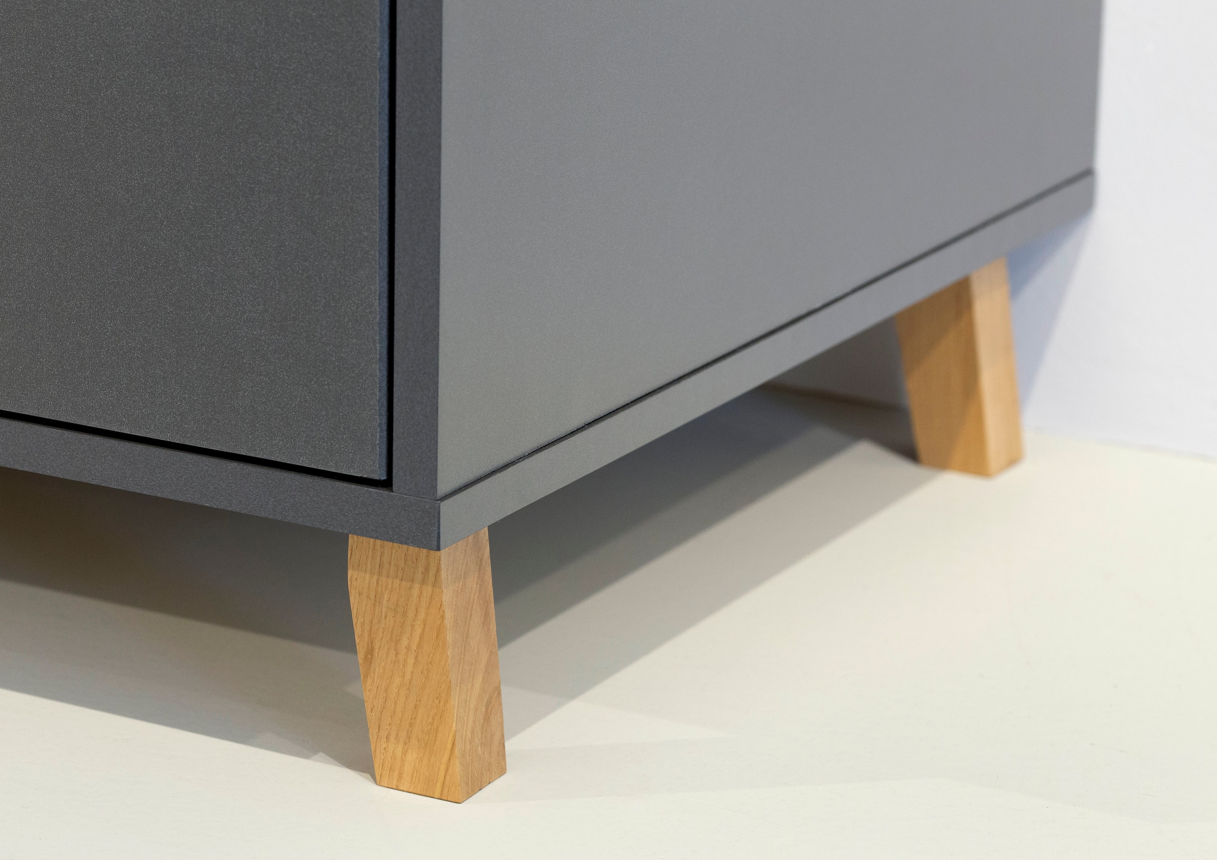 rauch Drehtürenschrank »Kleiderschrank Schrank Garderobe Wäscheschrank SHINJO«, (in 3 verschiedenen Ausstattungen BASIC/CLASSIC/PREMIUM), Griffe und Füße aus Massivholz, viel Stauraum MADE IN GERMANY