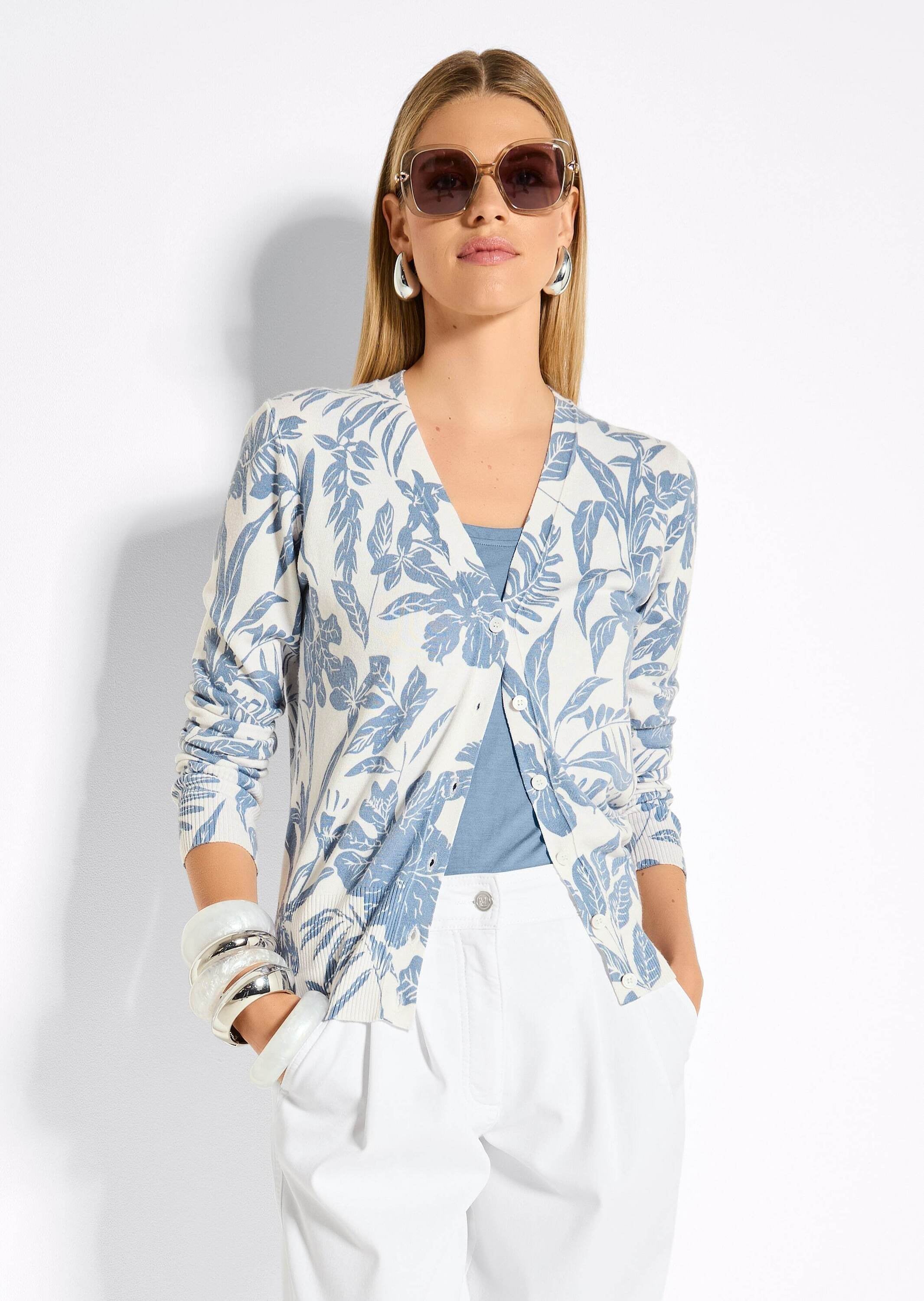 MADELEINE Strickjacke »Strickjacke Florale Feinstrickjacke mit V-Ausschnitt«