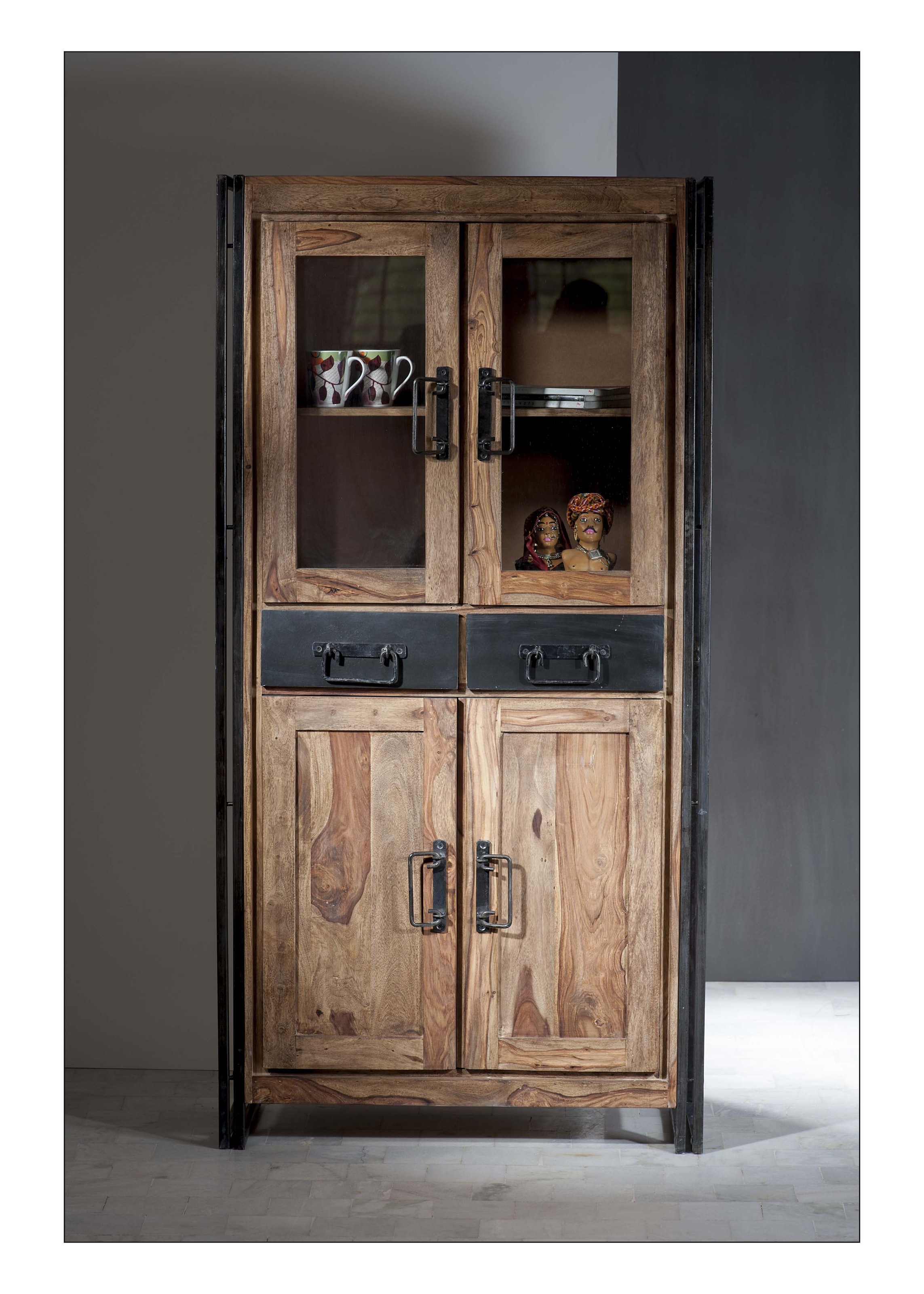SIT Vitrine "Gengenbach aus Akazie mit 4 Türen & 2 Schubladen - Industrial" Altmetall-Akzente mit Gebrauchsspuren im authentischen Look