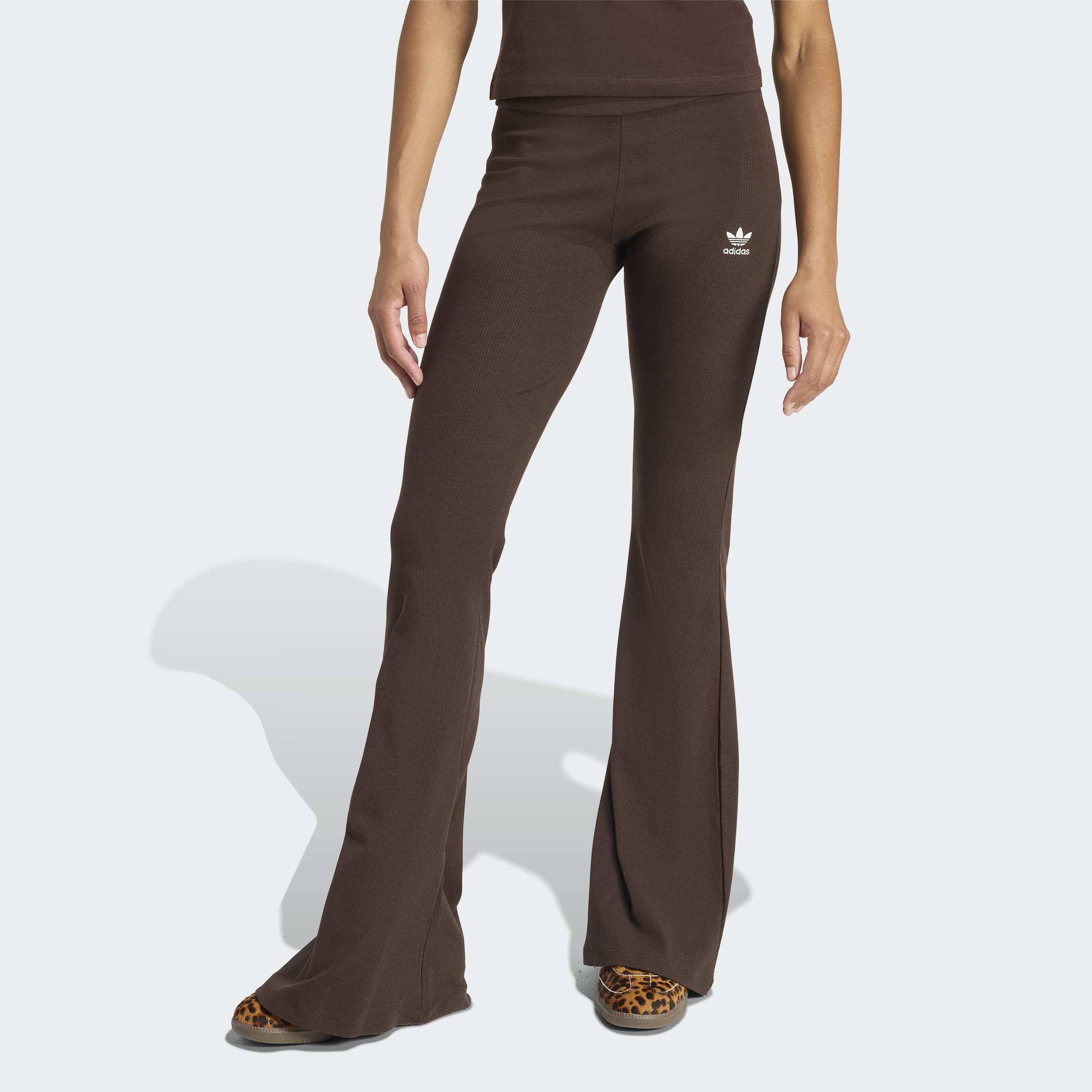 adidas Originals Leggings "ESS FL LEGGINGS" mit ausgestelltem Bein, in Ripp-Optik, eng anliegende Passform